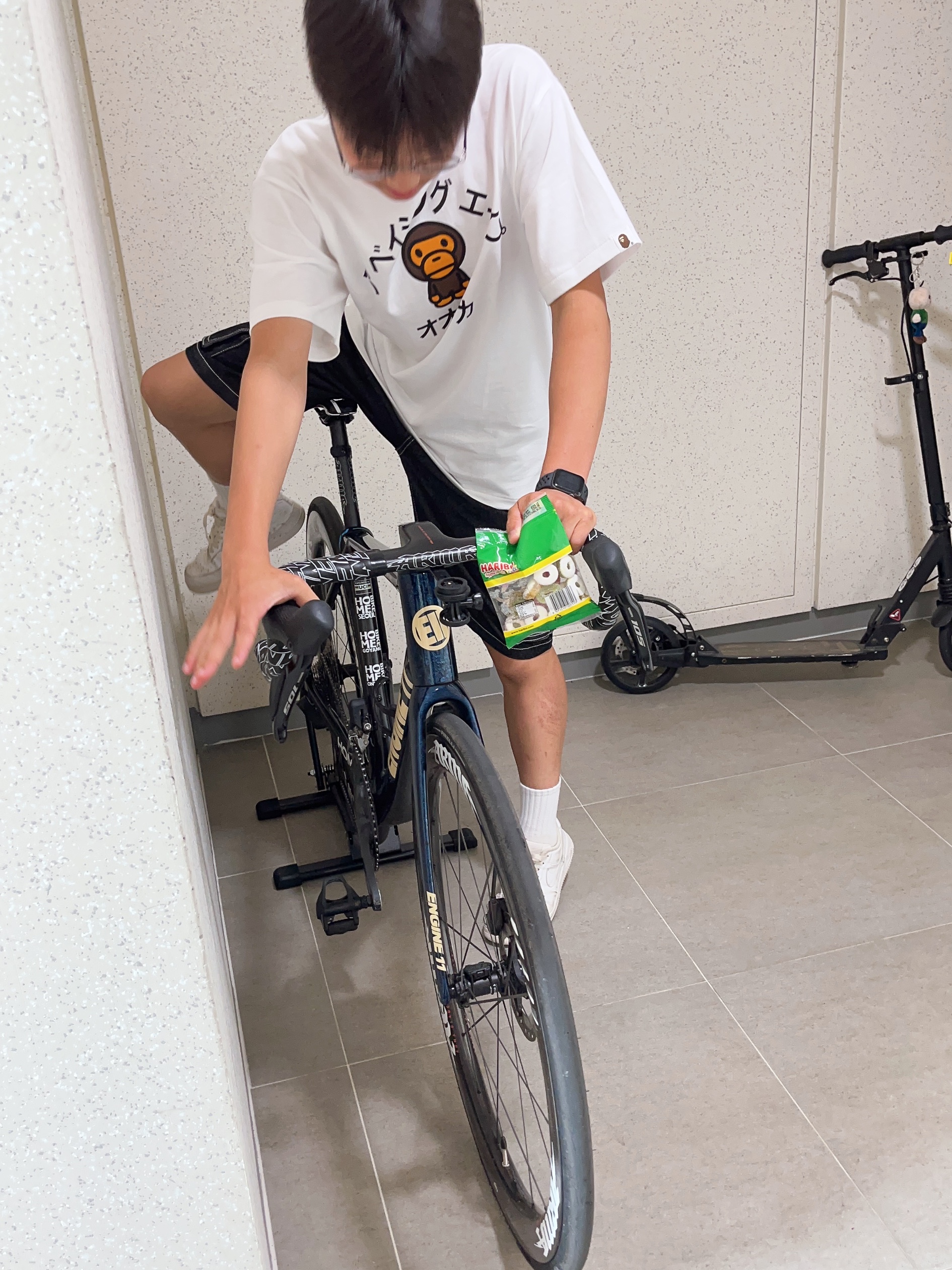 BAPE Baby Milo College T-Shirt White 착용 스타일 - 2