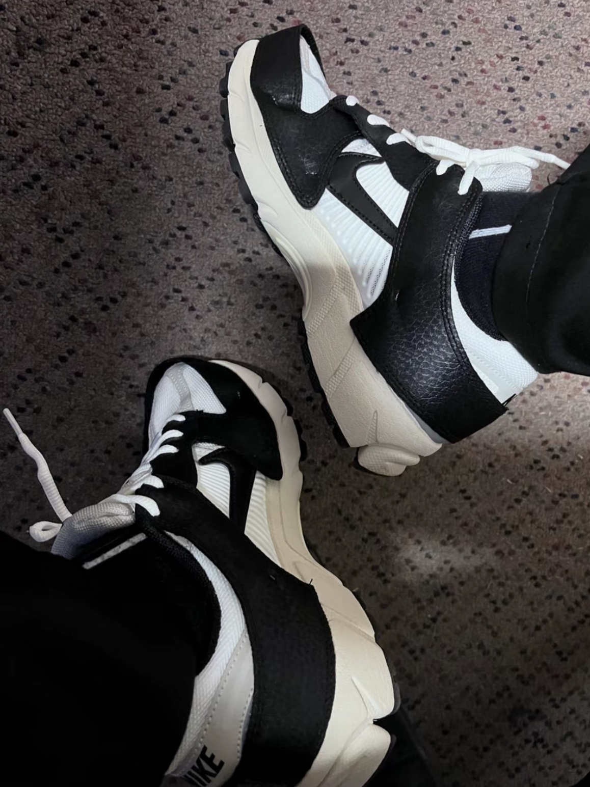 (W) Nike Zoom Vomero 5 Wolf Grey and Black, (W) Nike Zoom Vomero 5 Photon Dust and Metallic Silver 착용 스타일