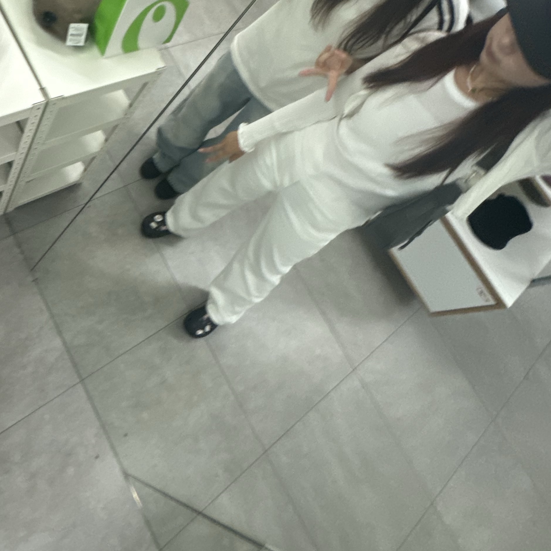 (W) Crocs Classic Platform Clog Black 착용 스타일 - 3
