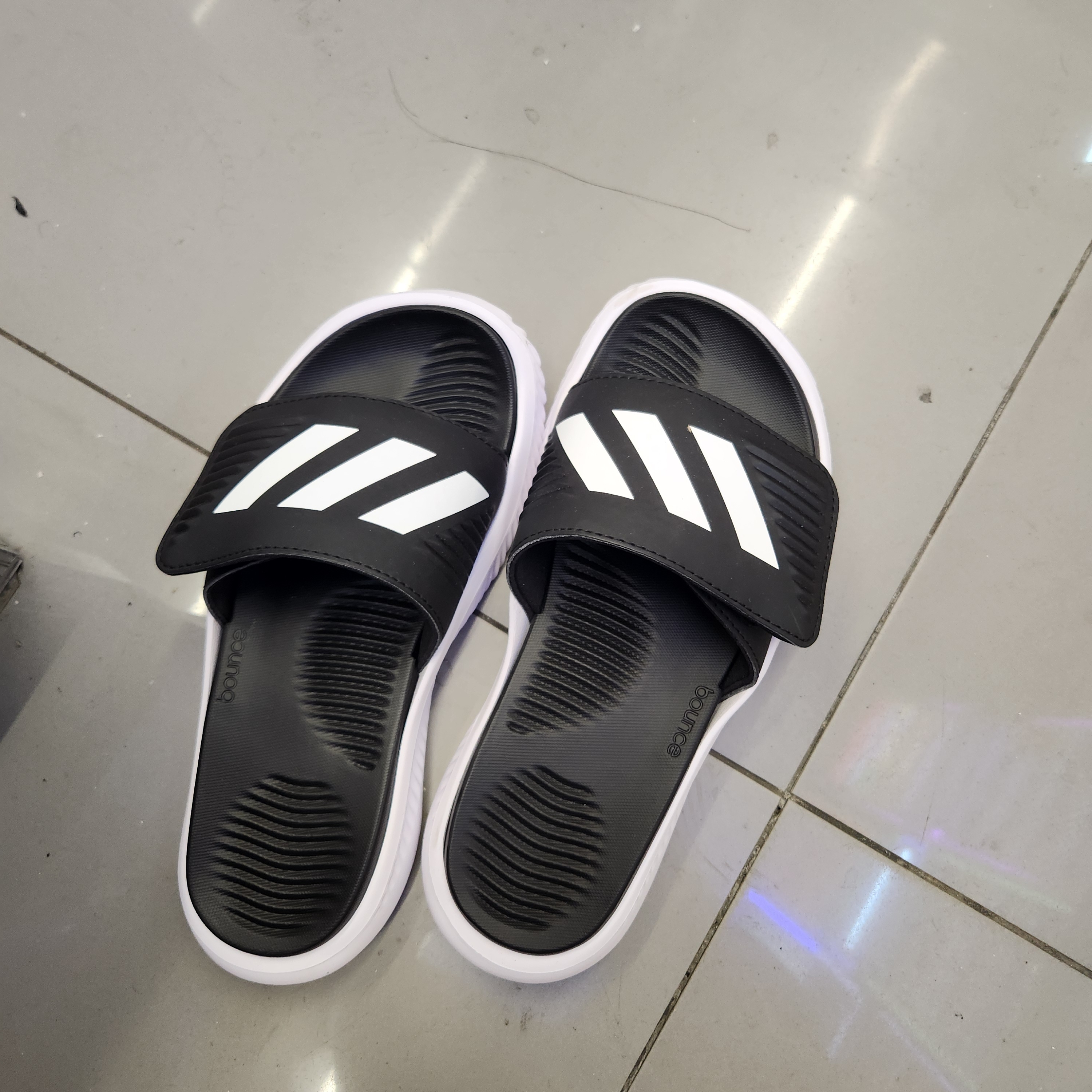Adidas Alphabounce Slide Cloud White Core Black 착용 스타일 - 2