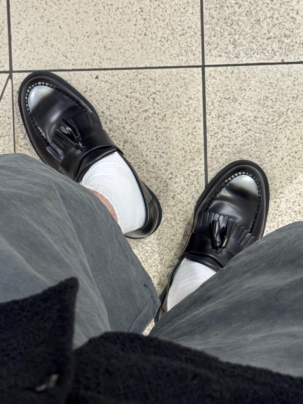 Dr. Martens Adrian Smooth Black, Dr. Martens x Supreme 1461 Gray Silver 착용 스타일 - 1
