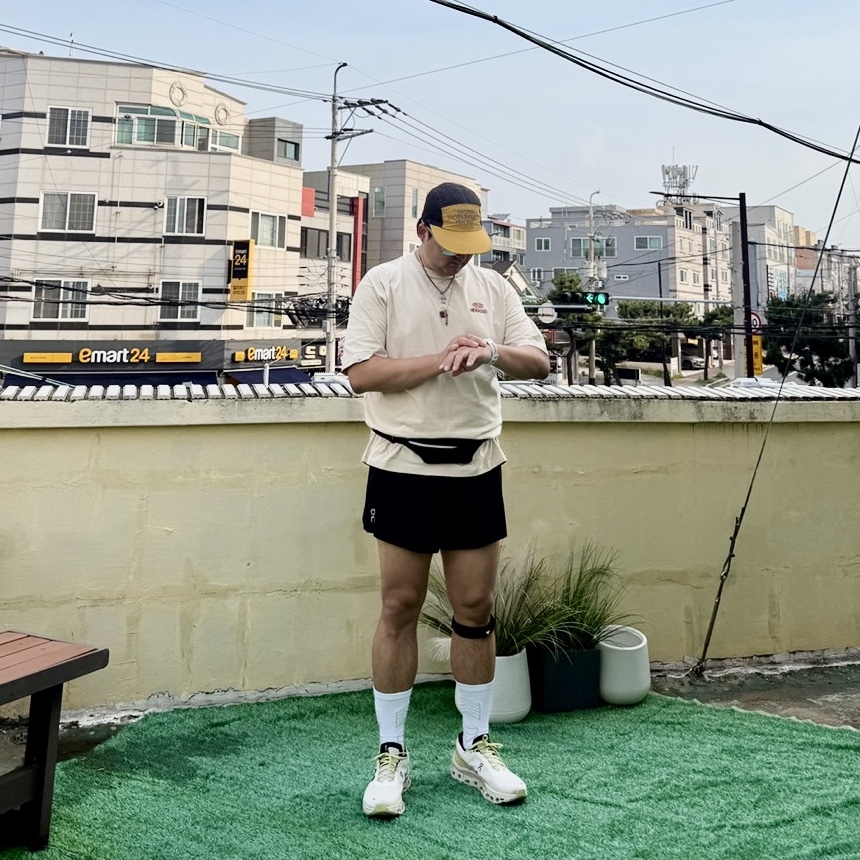 Nike x Undercover Daybreak Bright Citron, On Running Cloudmonster 2 Undyed Zest 착용 스타일 - 2