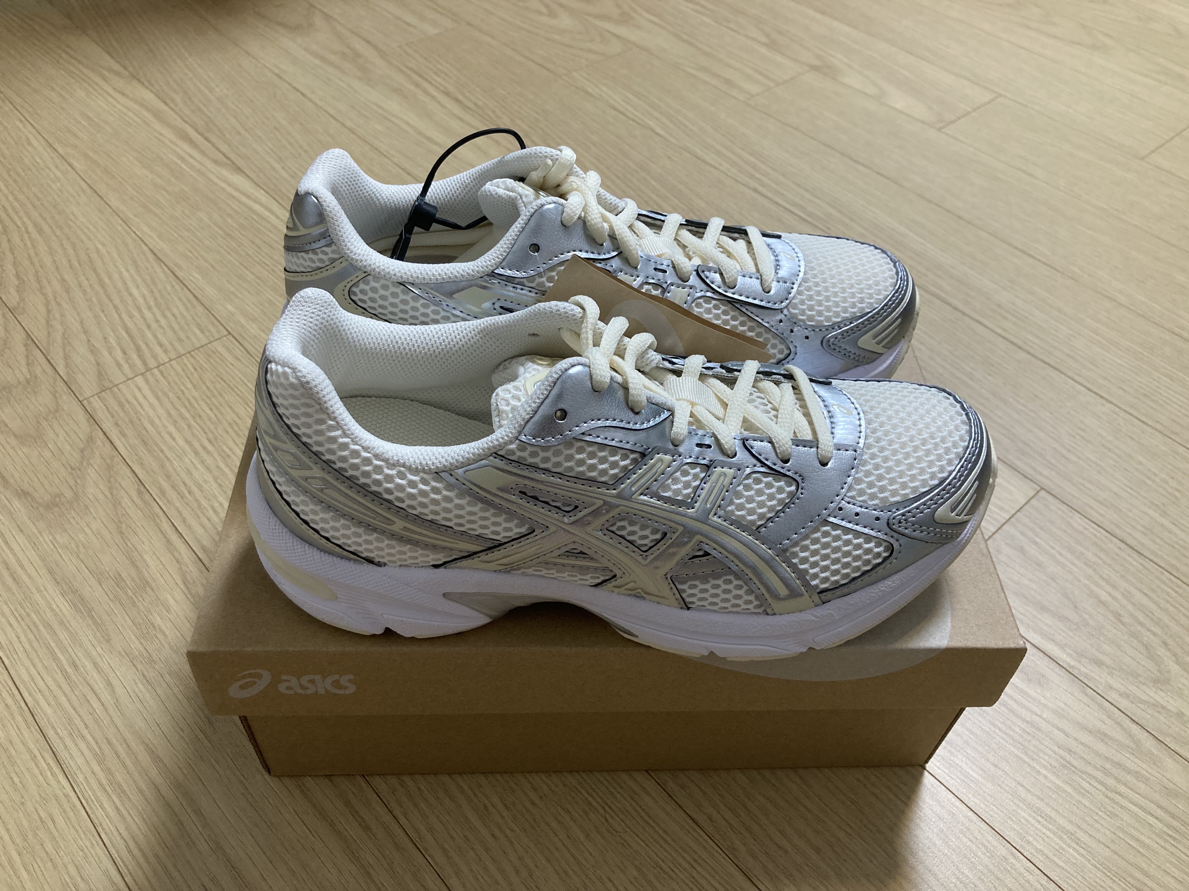 (W) Asics Gel-1130 Cream Pure Silver 착용 스타일 - 2