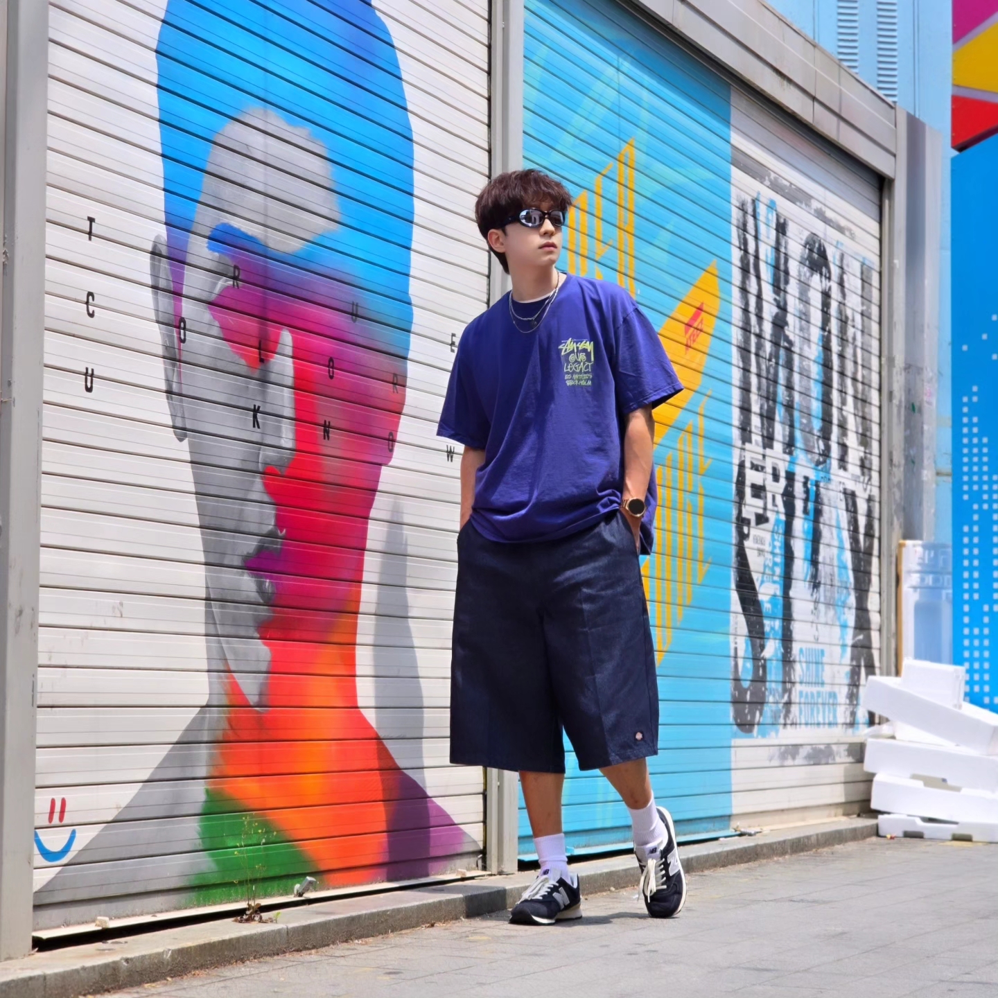 Stussy x Our Legacy Surfman Pigment Dyed T-Shirt Blueberry, Dickies Loose Fit 13 Inch Flat Front Work Shorts Dark Navy 착용 스타일 - 4