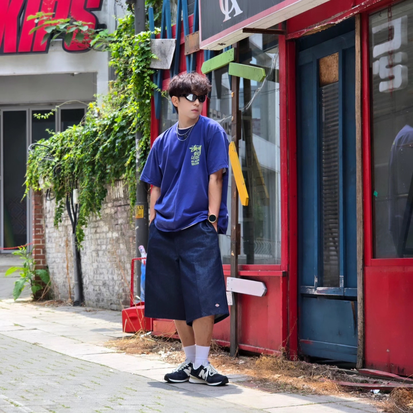 Stussy x Our Legacy Surfman Pigment Dyed T-Shirt Blueberry, Dickies Loose Fit 13 Inch Flat Front Work Shorts Dark Navy 착용 스타일 - 3