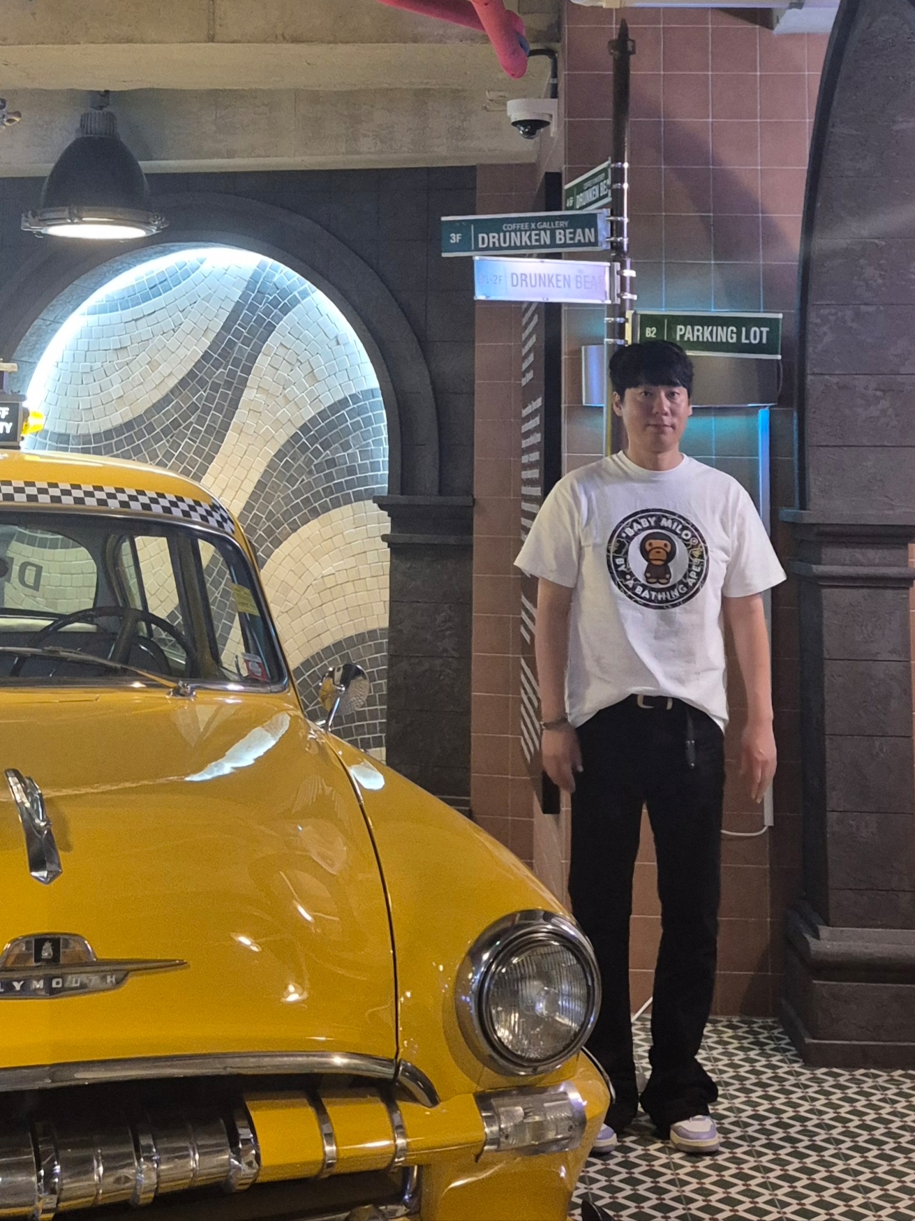 BAPE Neon Camo Milo Busy Works T-Shirt White, Undermycar Mu.30 Anti Fxxking Logo Play Stretch Flare Black Jeans 착용 스타일 - 1