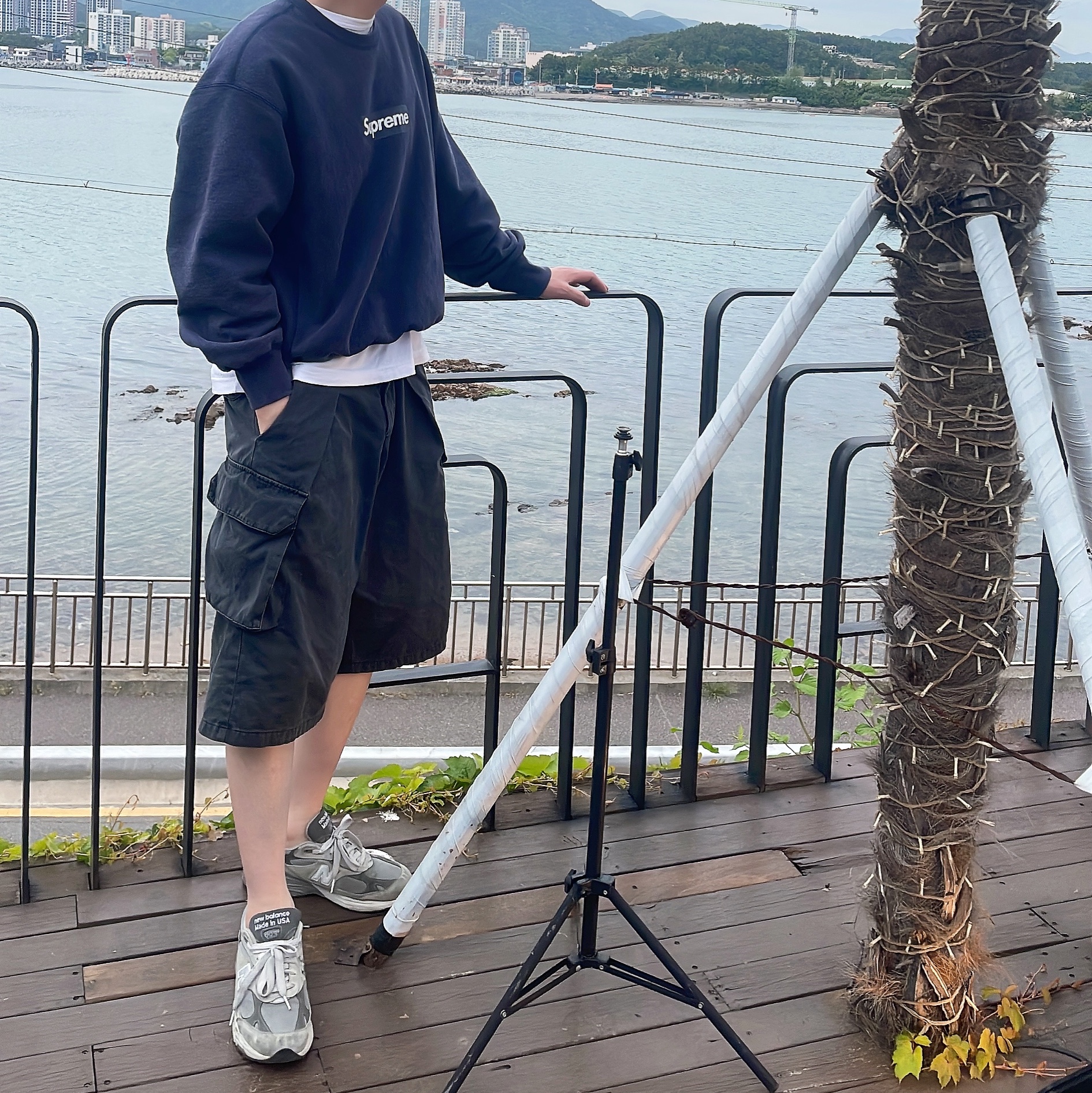 Supreme Washed Box Logo Crewneck Navy - 25SS 착용 스타일 - 2