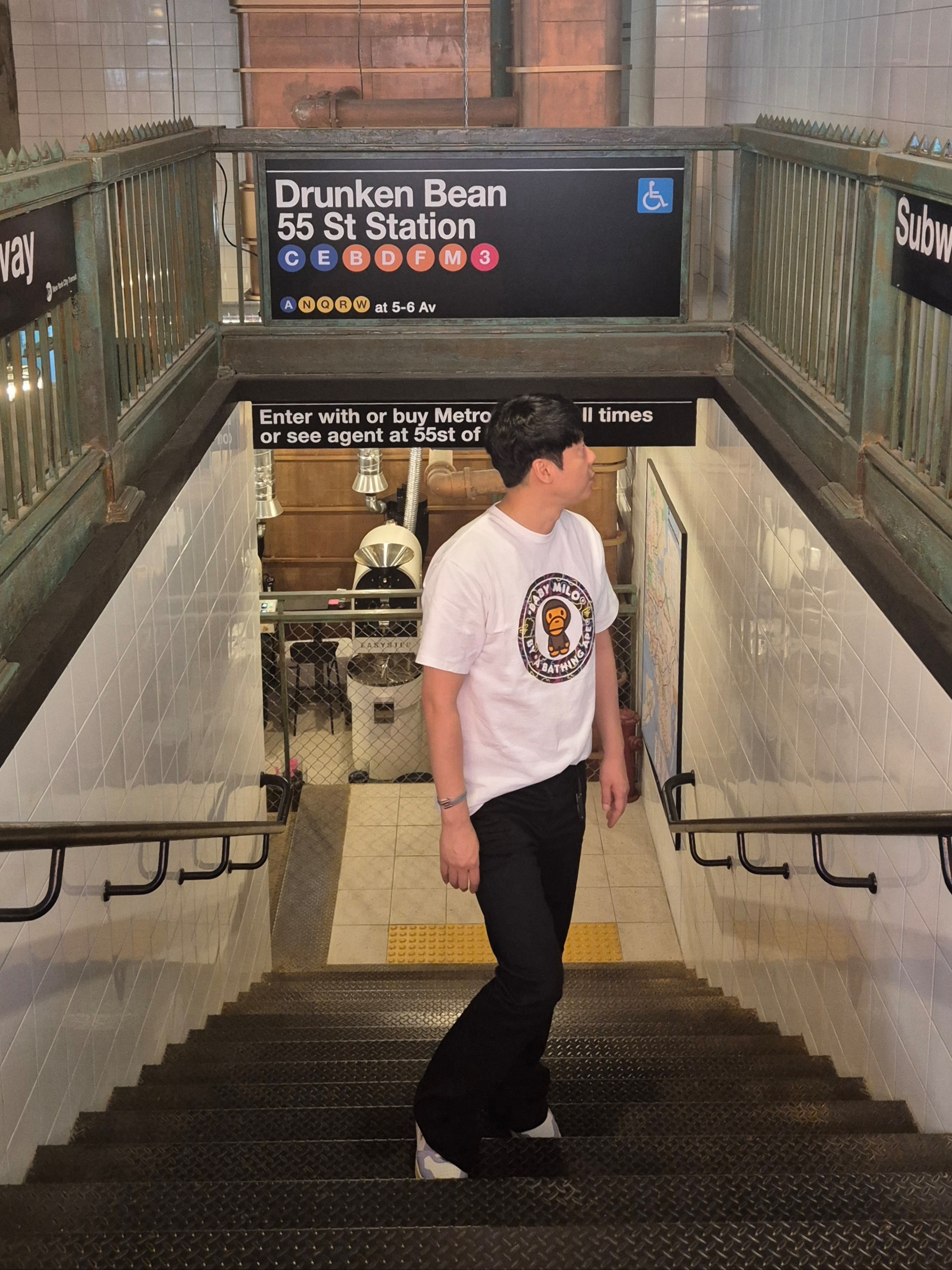 BAPE Neon Camo Milo Busy Works T-Shirt White, Undermycar Mu.30 Anti Fxxking Logo Play Stretch Flare Black Jeans 착용 스타일 - 3