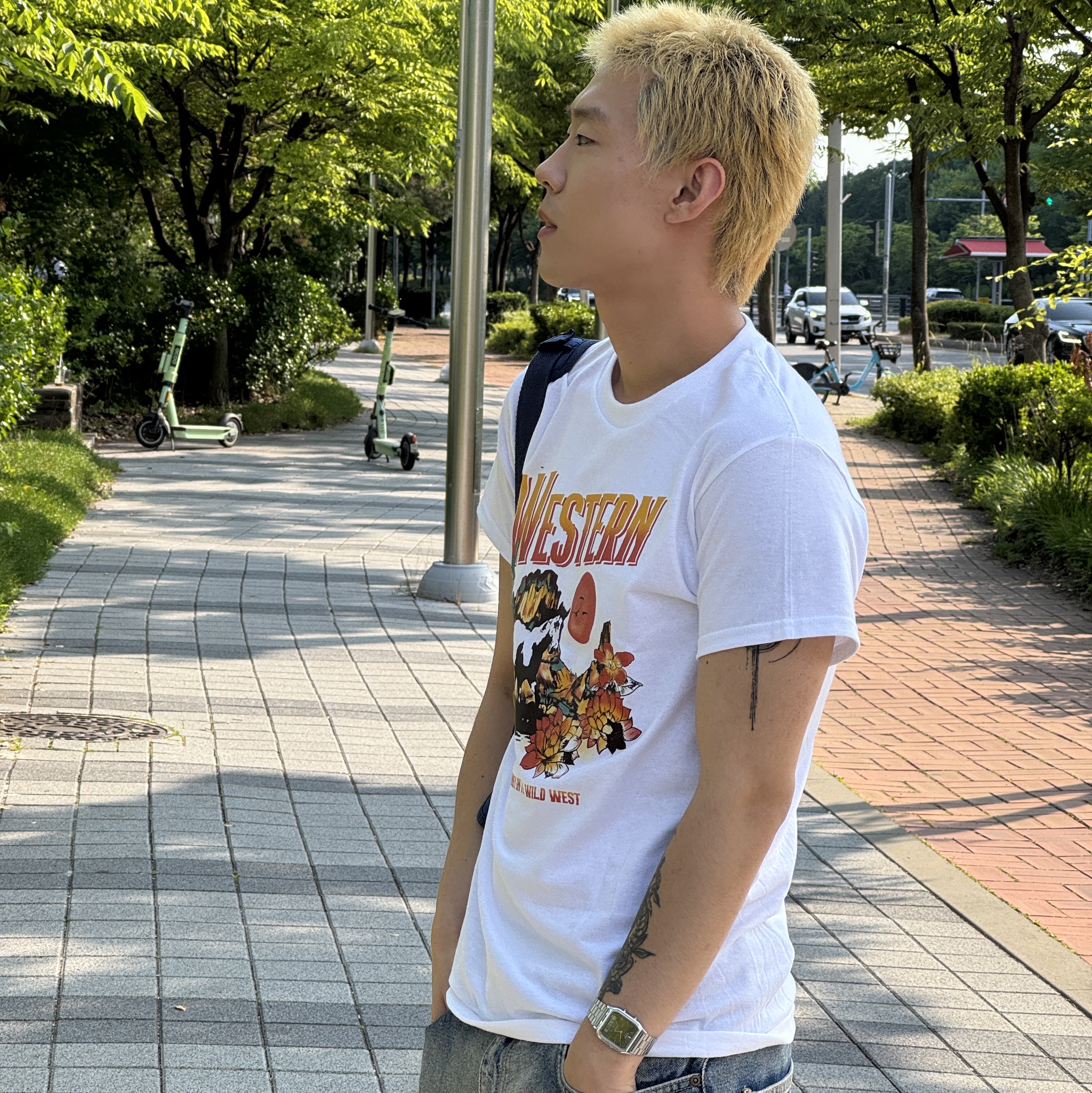 Gildan X American Collection Western T-Shirt White 착용 스타일 - 4