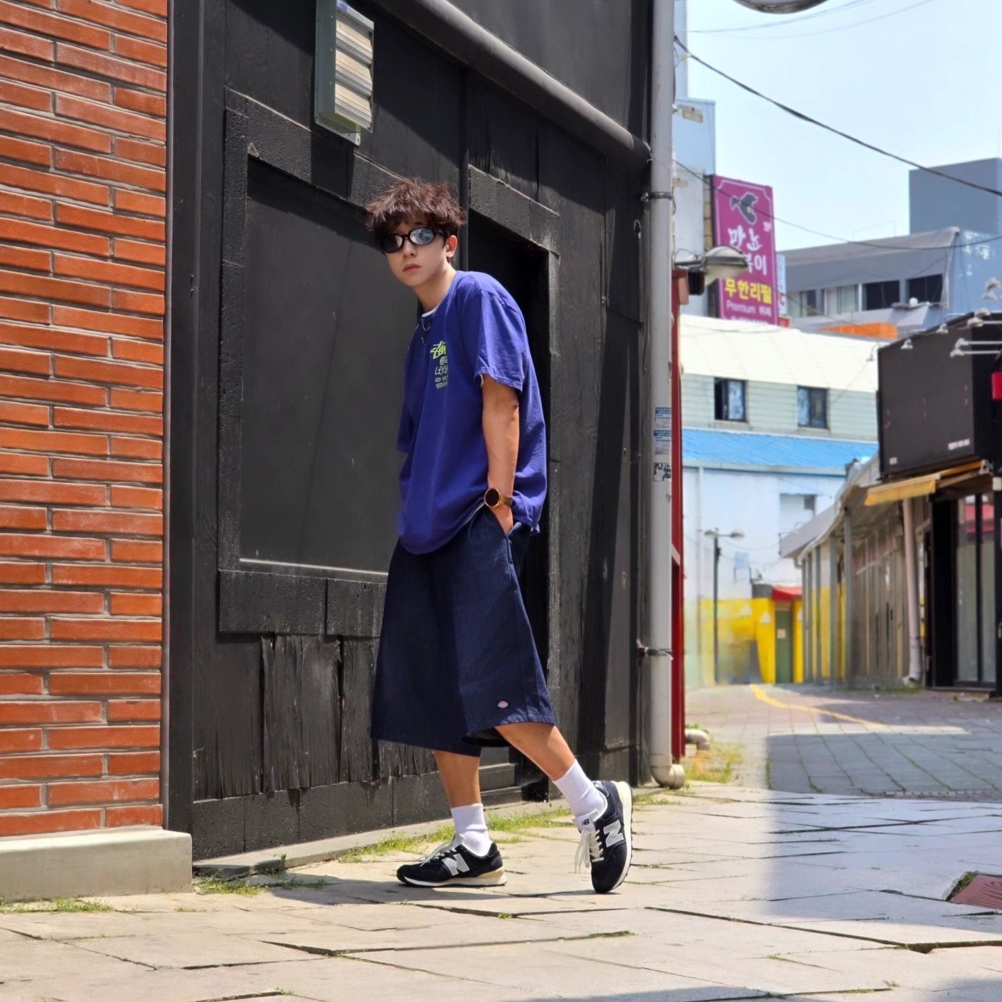 Stussy x Our Legacy Surfman Pigment Dyed T-Shirt Blueberry, Dickies Loose Fit 13 Inch Flat Front Work Shorts Dark Navy 착용 스타일 - 2