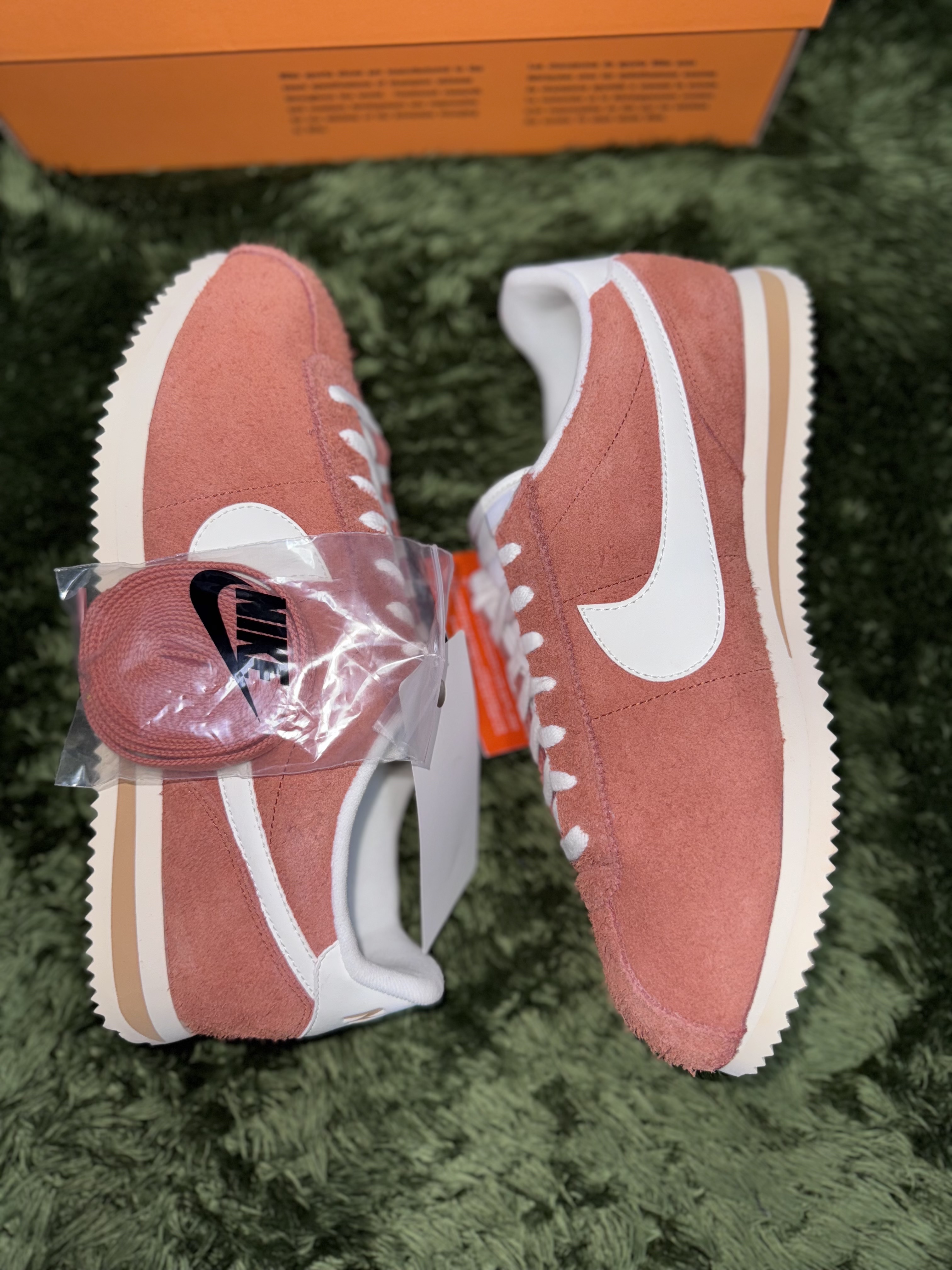 Nike Cortez SE Dark Russet Flax 착용 스타일 - 4
