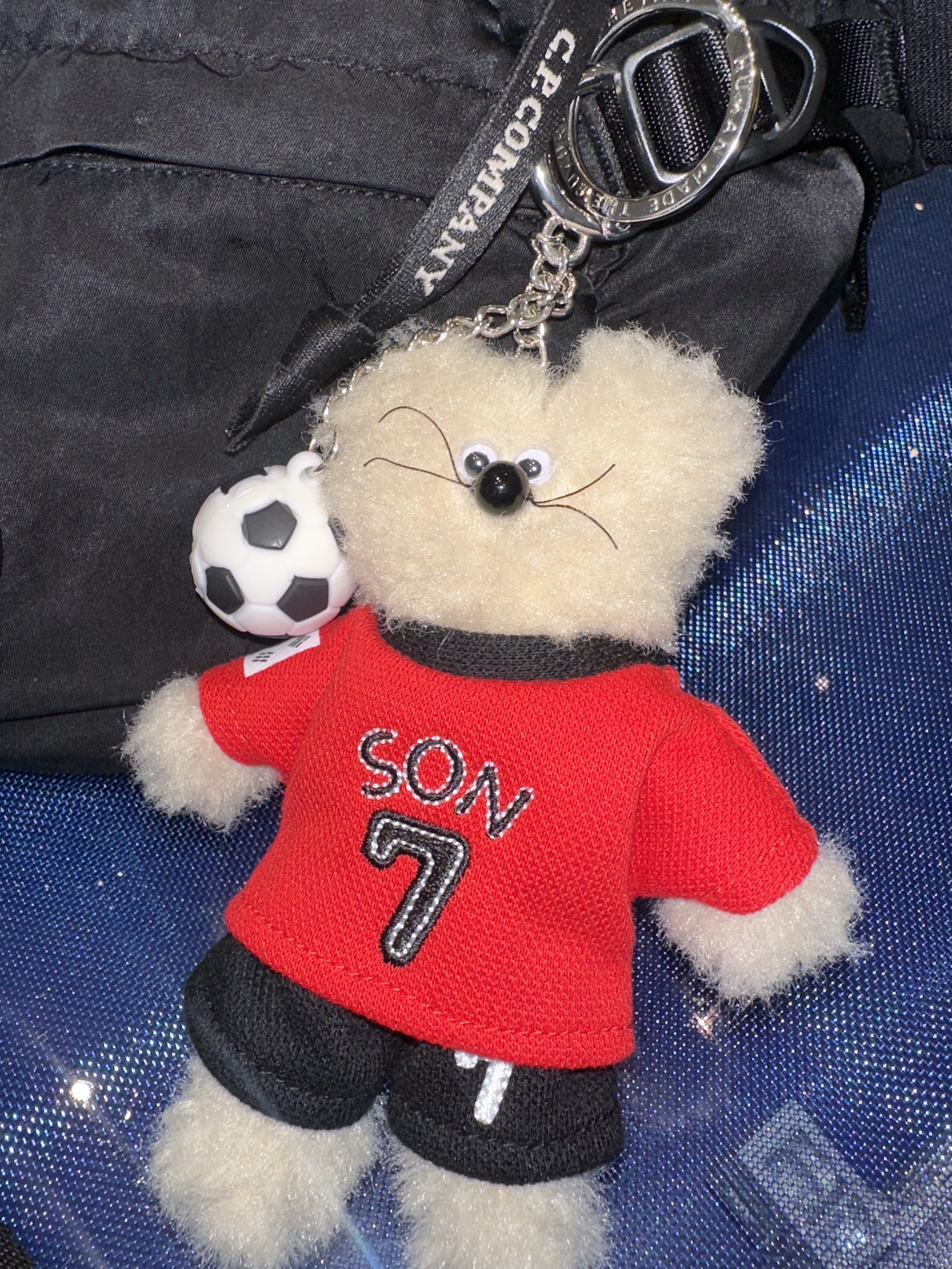 Monamhee x NOS7 Captain SON.hee Keyring Red 착용 스타일