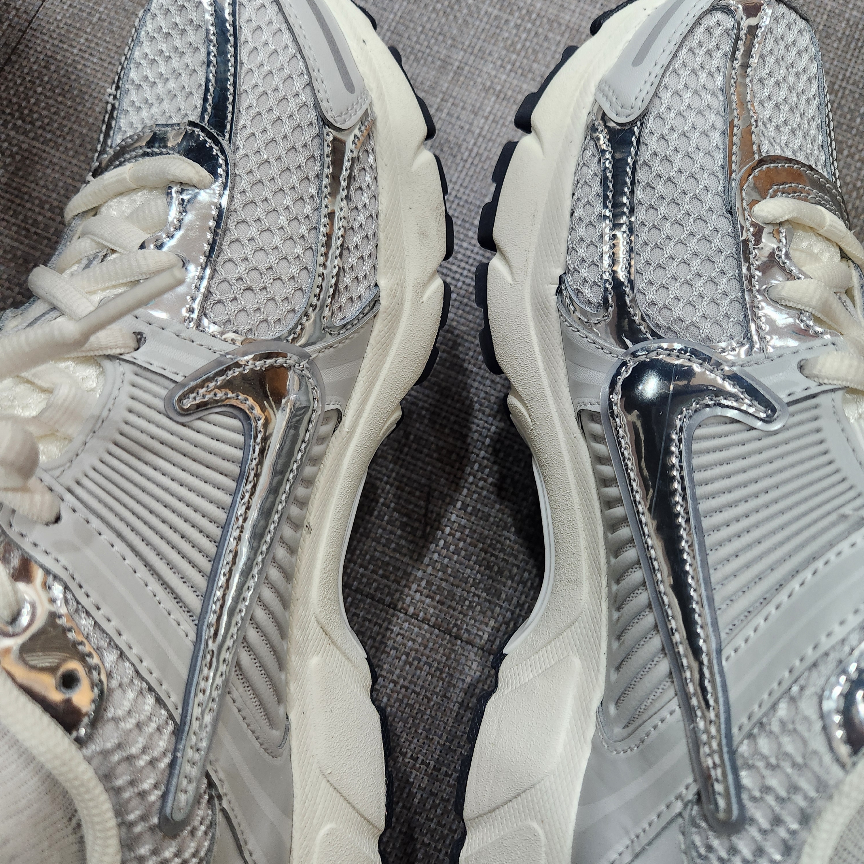 Nike Zoom Vomero 5 Photon Dust Gridiron 착용 스타일 - 3
