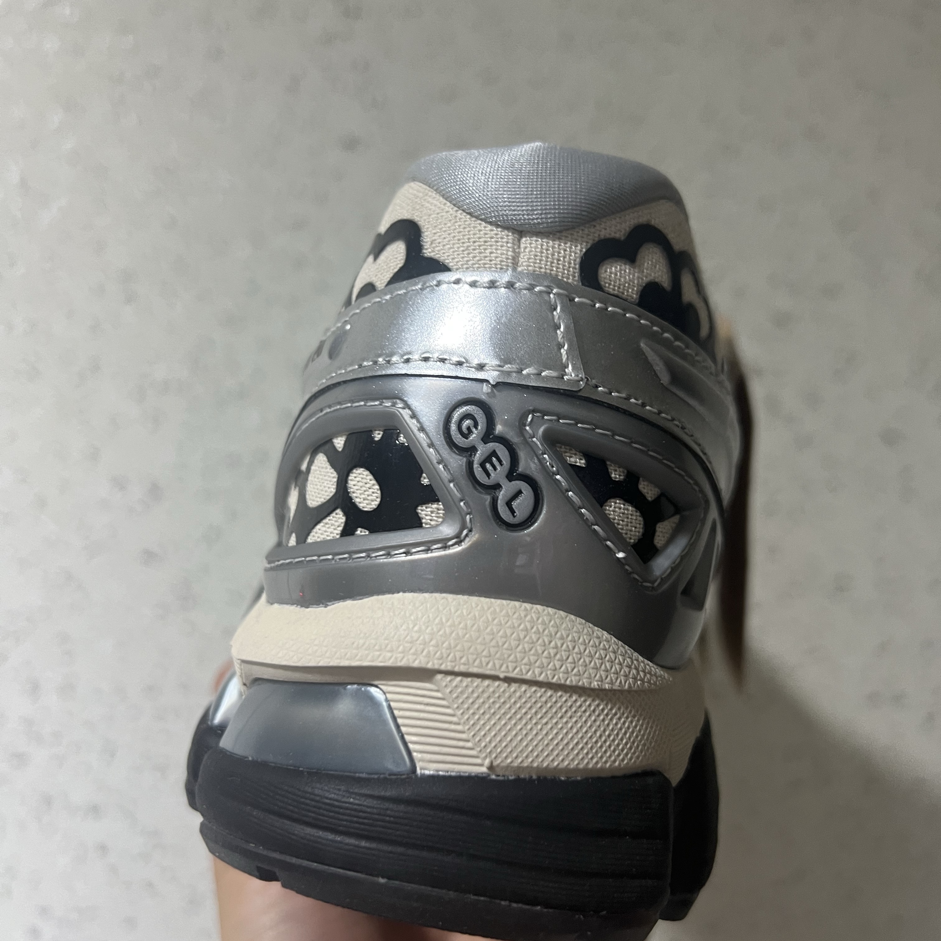 Asics x Cecilie Bahnsen Gel-Kayano 20 Vanilla Pure Silver 착용 스타일 - 2