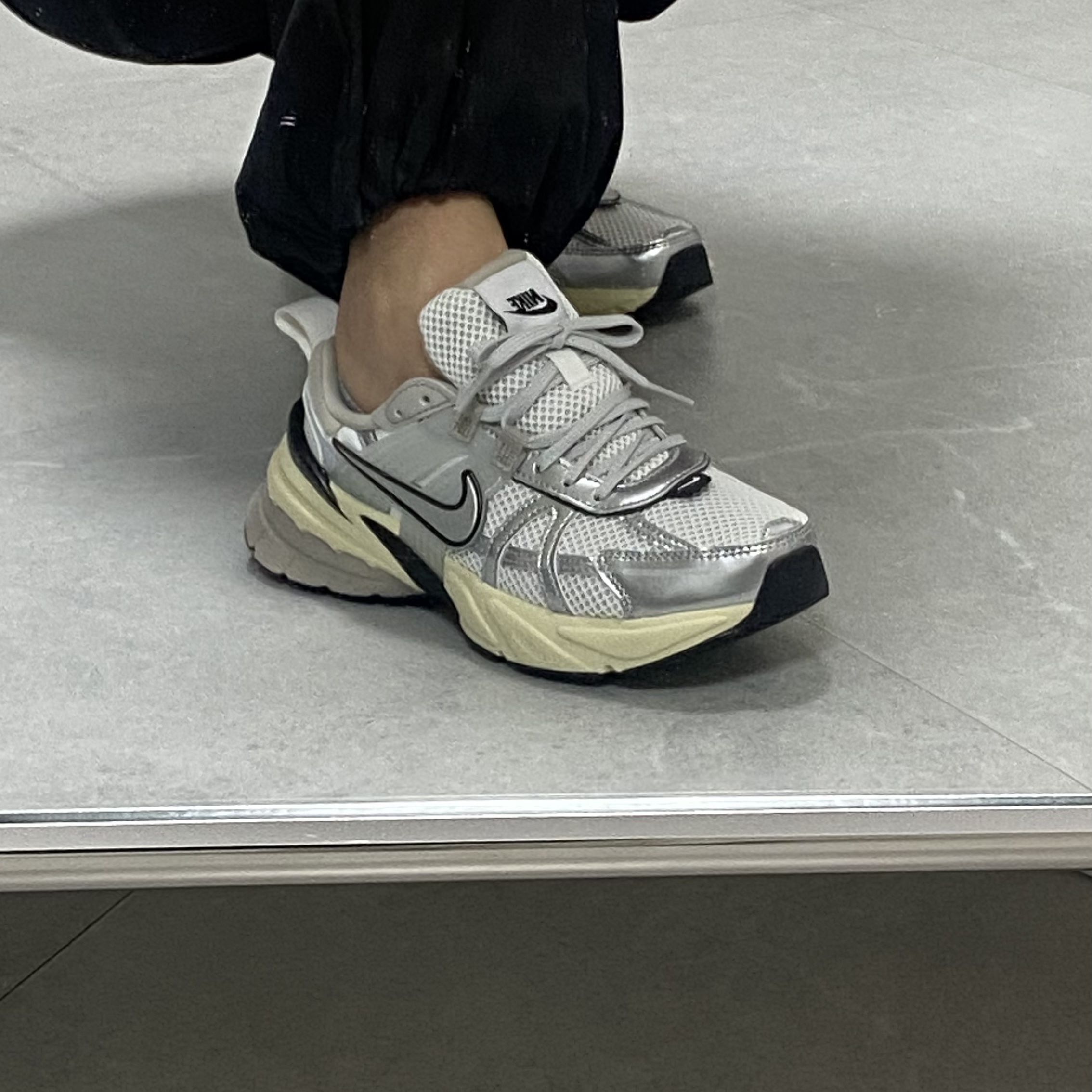 Nike V2K Run Summit White Metallic Silver 착용 스타일 - 2
