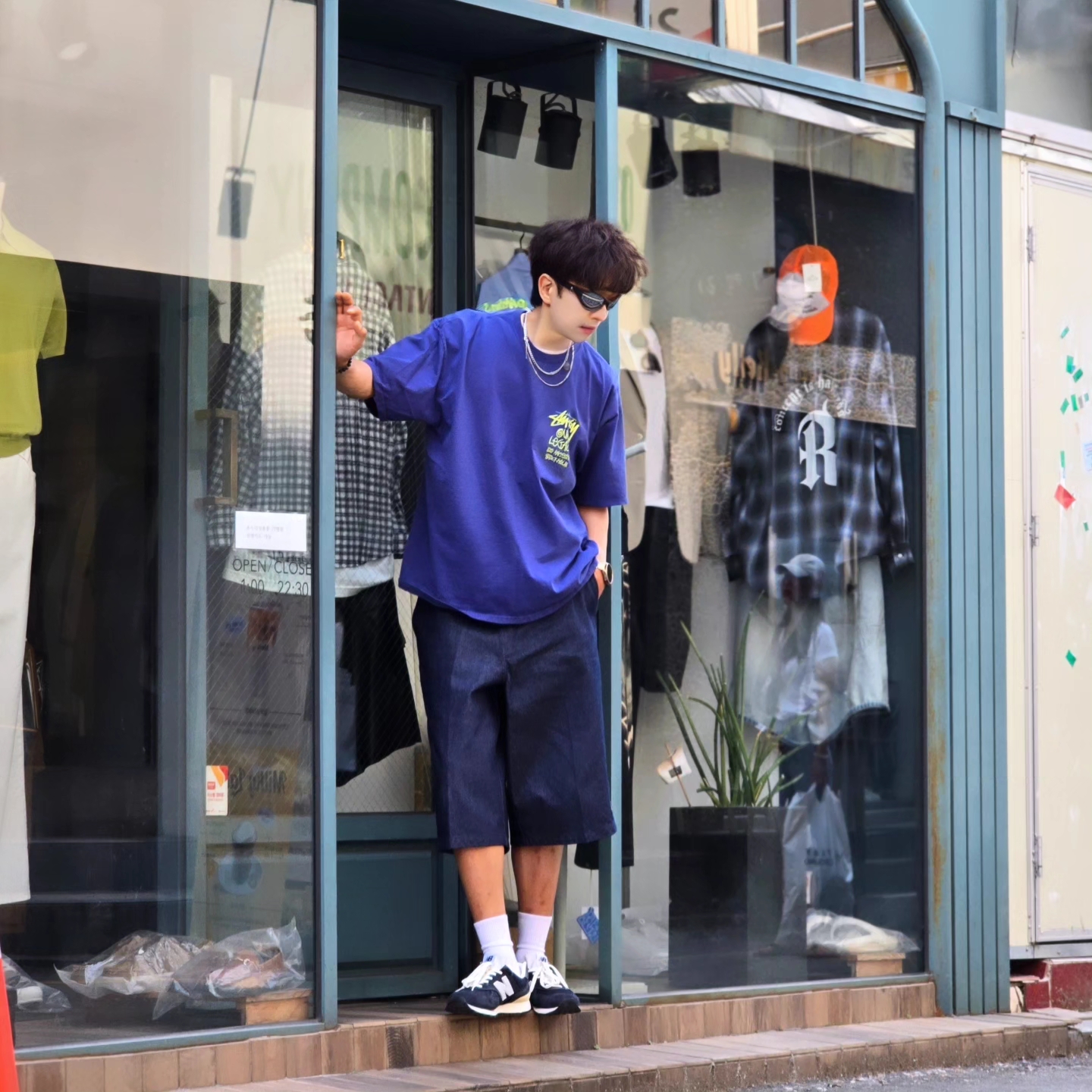 Stussy x Our Legacy Surfman Pigment Dyed T-Shirt Blueberry, Dickies Loose Fit 13 Inch Flat Front Work Shorts Dark Navy 착용 스타일 - 1