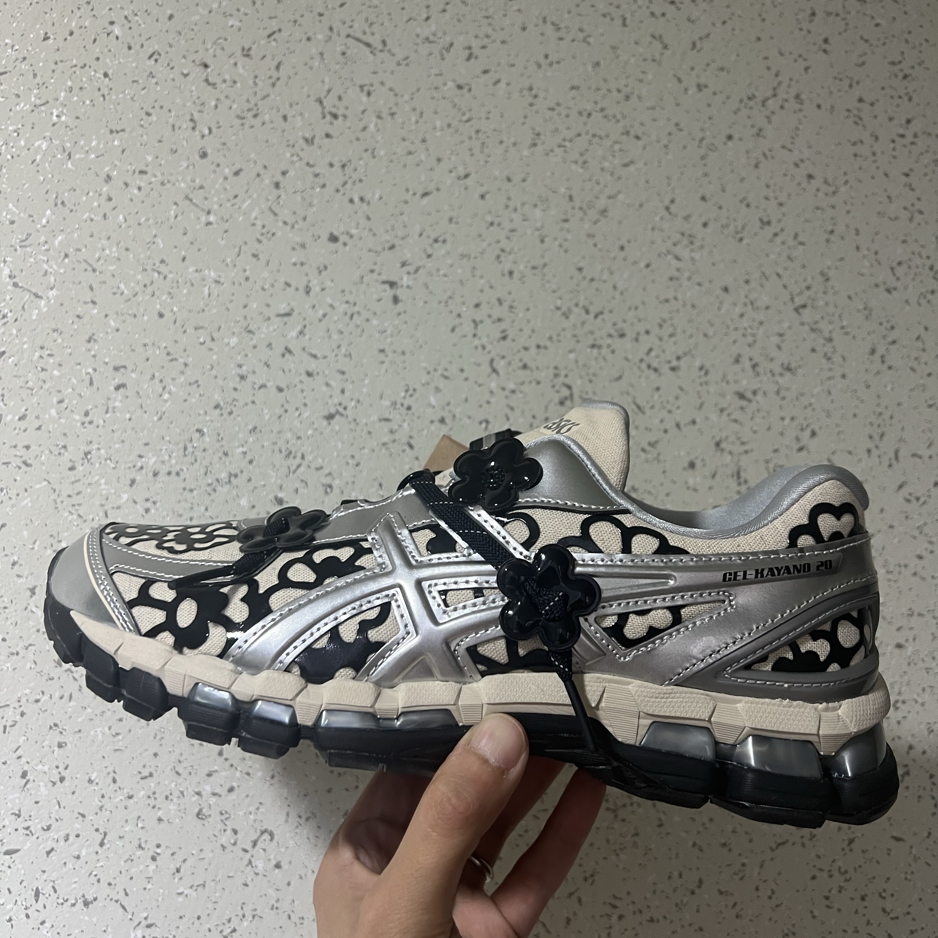 Asics x Cecilie Bahnsen Gel-Kayano 20 Vanilla Pure Silver 착용 스타일 - 1