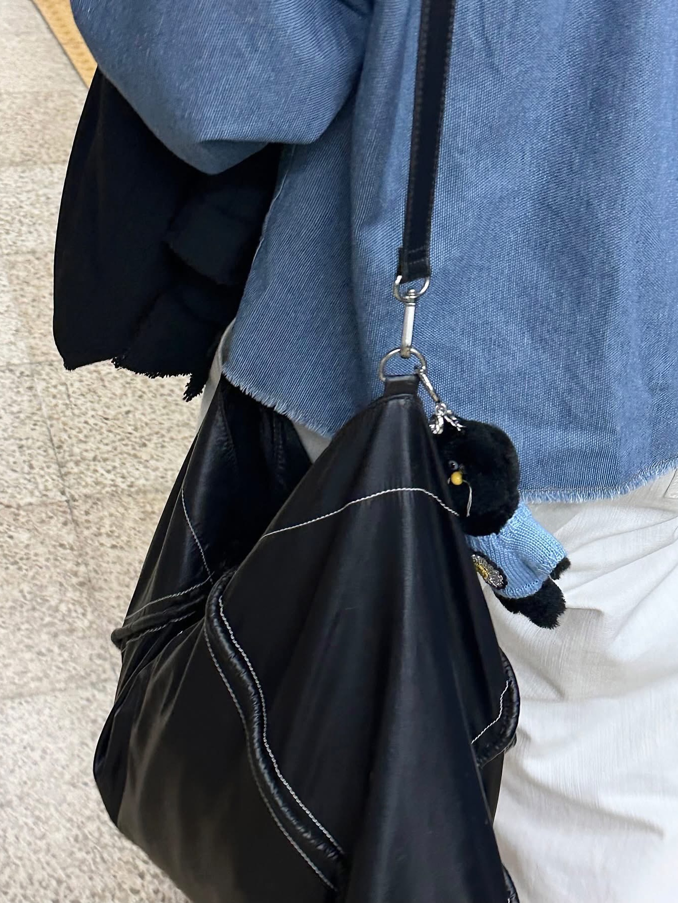 Matin Kim Big Coating Tote Bag Black, Monamhee x Peaceminusone Daihee Plush Keyring 착용 스타일 - 7