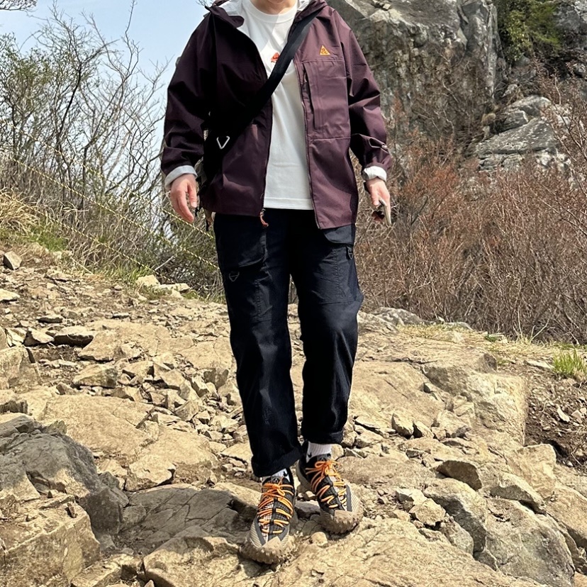 Nike ACG Mountain Fly Low Fossil Stone, Nike ACG LBR Lungs T-Shirt Summit White - Asia 착용 스타일