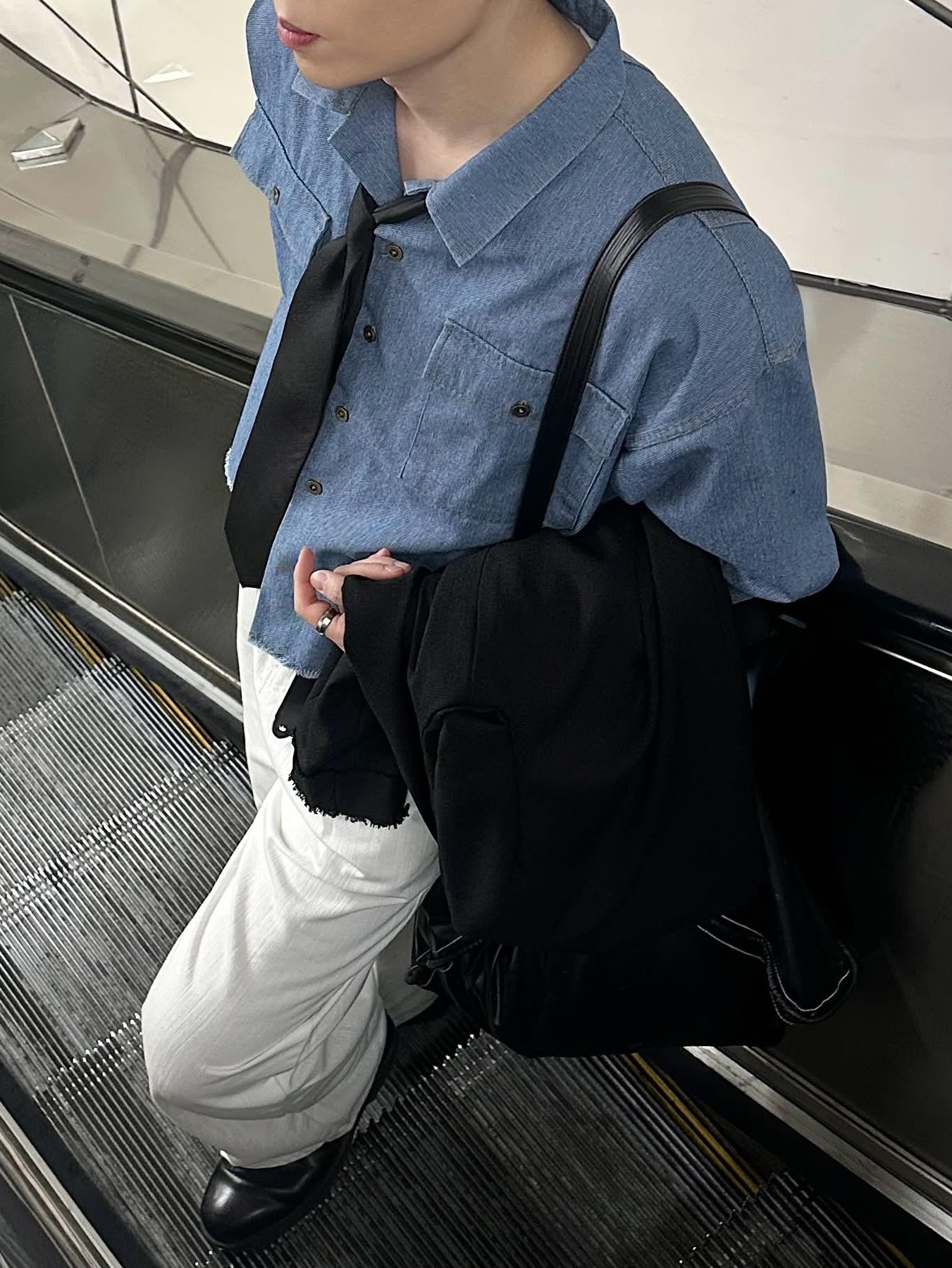 Matin Kim Big Coating Tote Bag Black, Monamhee x Peaceminusone Daihee Plush Keyring 착용 스타일 - 4