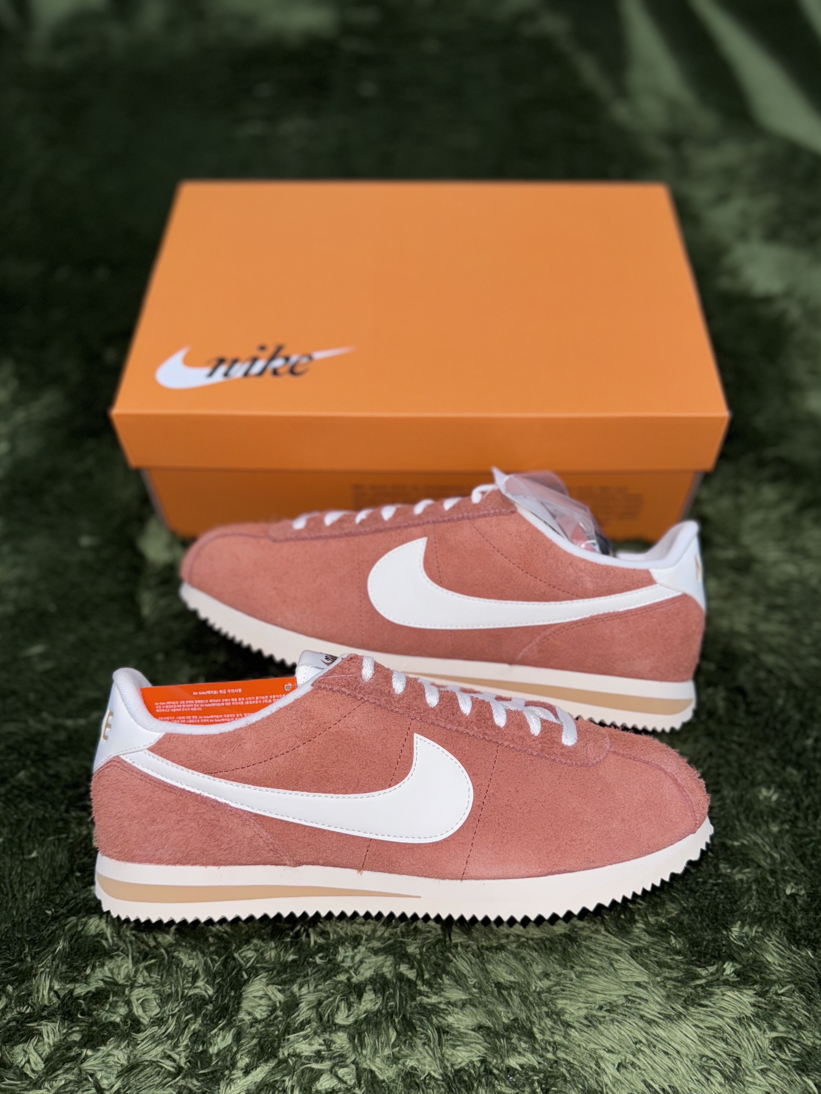 Nike Cortez SE Dark Russet Flax 착용 스타일 - 1