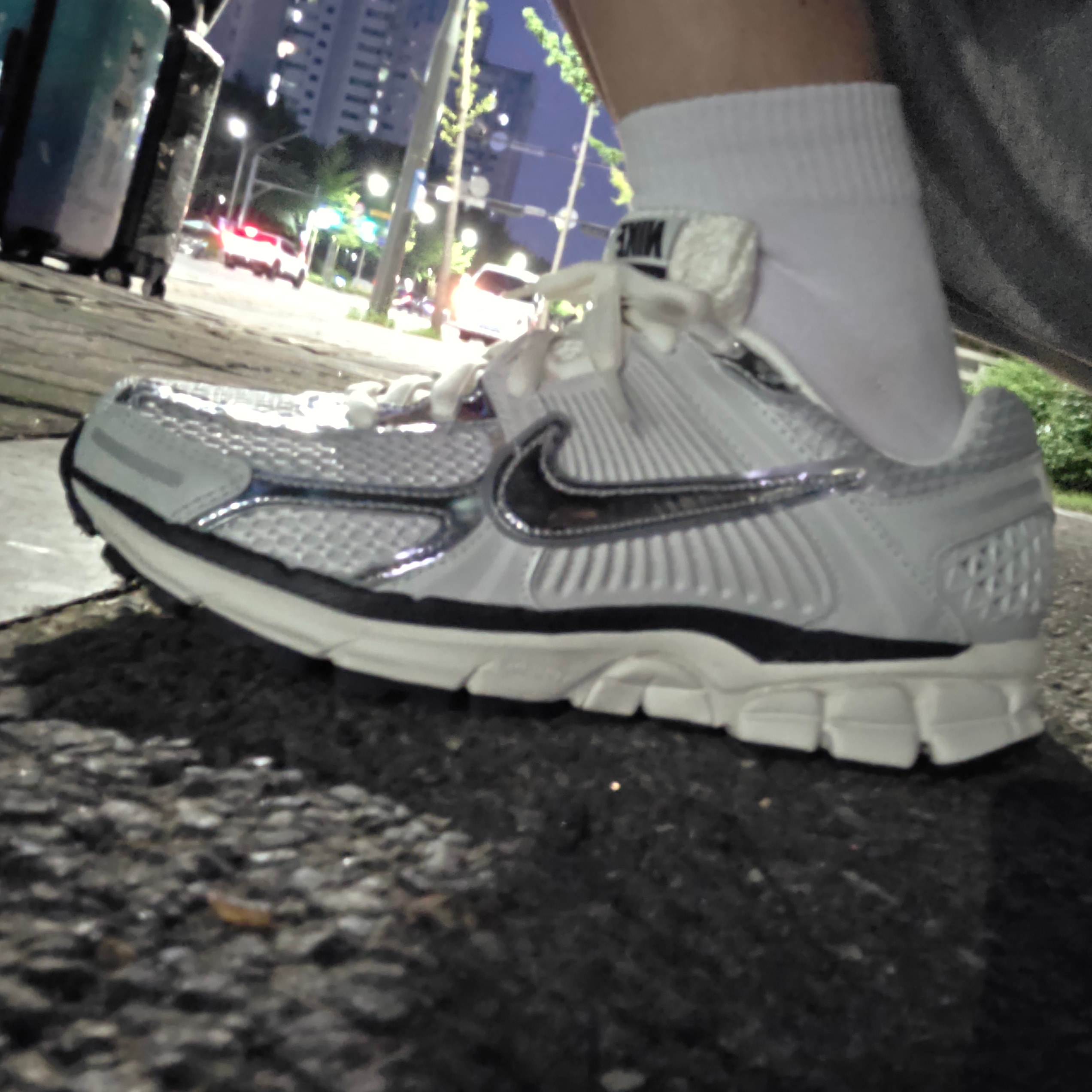 Nike Zoom Vomero 5 Photon Dust Gridiron 착용 스타일