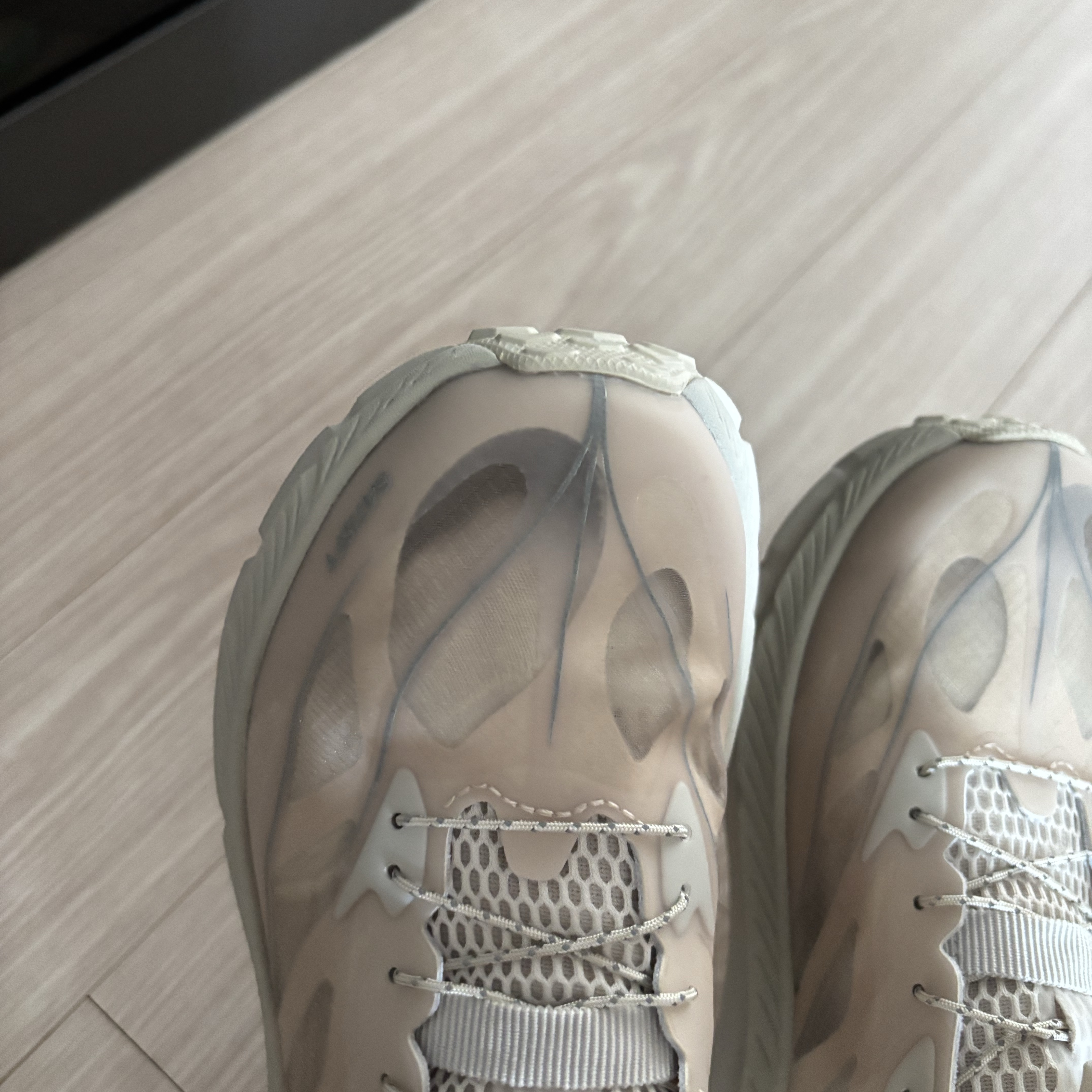Hoka x Satisfy Mafate Speed 4 Lite Bone 착용 스타일 - 2