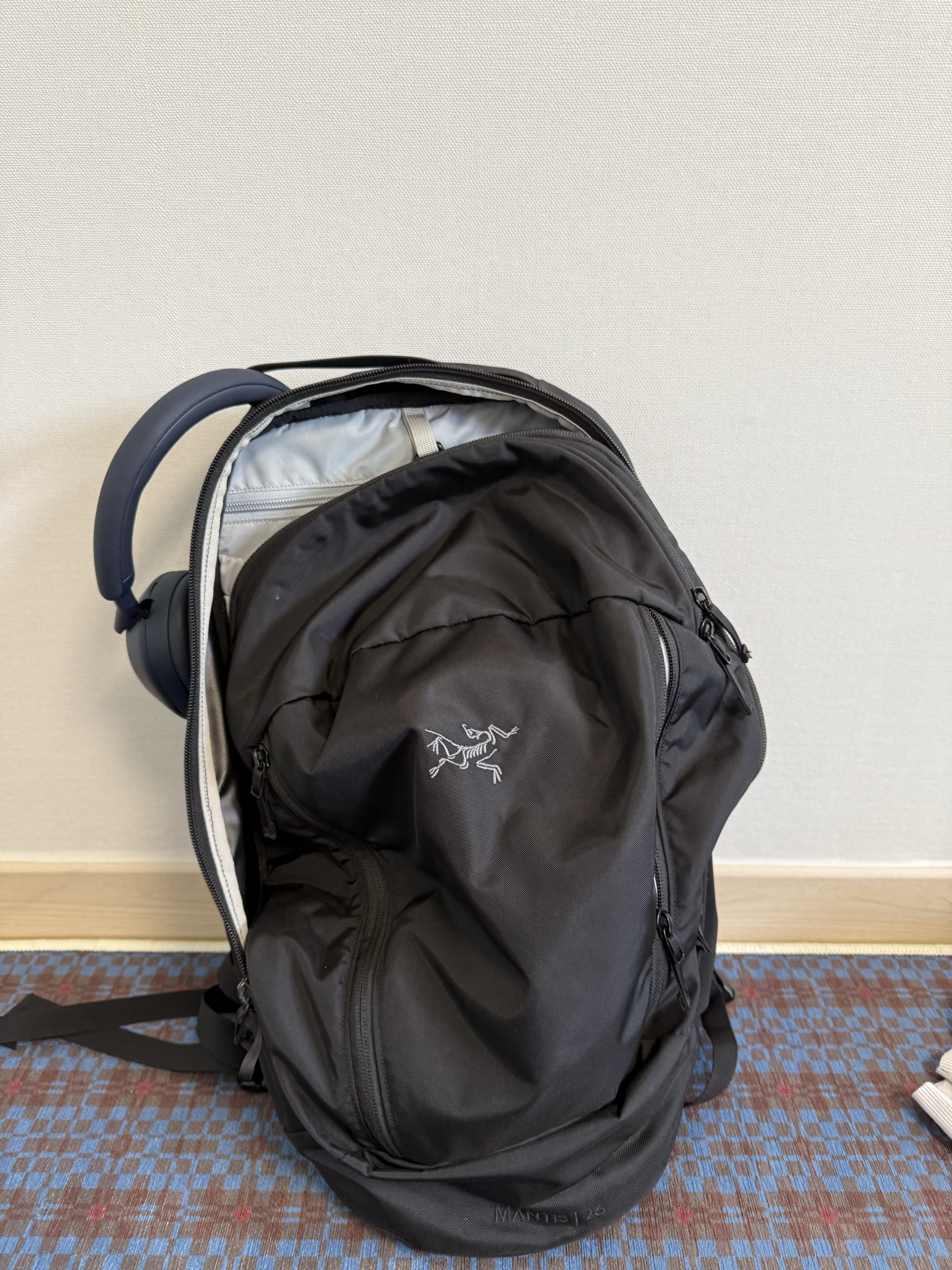 Sony WH-1000XM5 Midnight Blue (Sony Korea Ver.), Arc'teryx Mantis 26 Backpack Black 착용 스타일