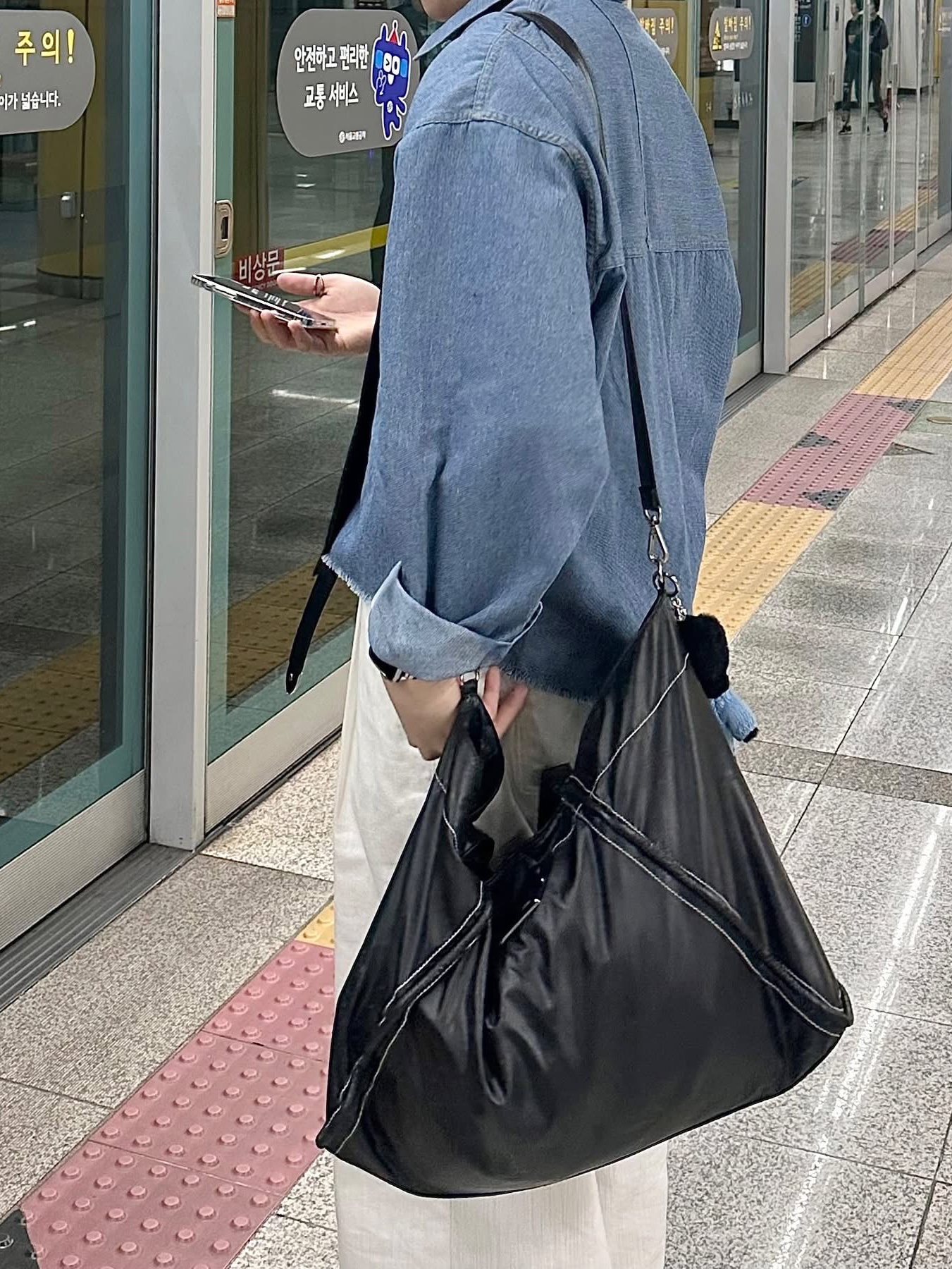 Matin Kim Big Coating Tote Bag Black, Monamhee x Peaceminusone Daihee Plush Keyring 착용 스타일 - 6
