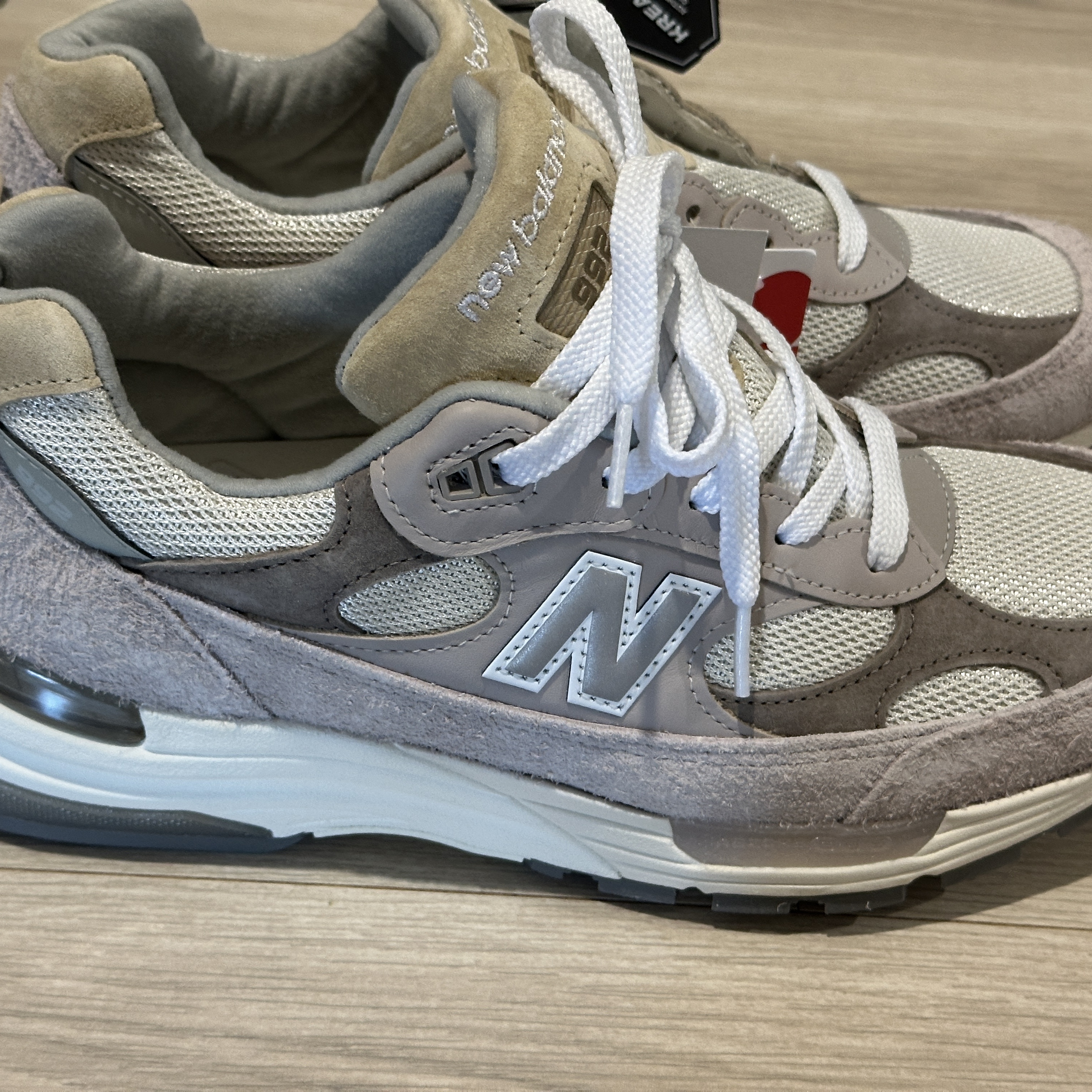 New Balance 992 Made in USA Moonrock Mushroom 착용 스타일 - 2