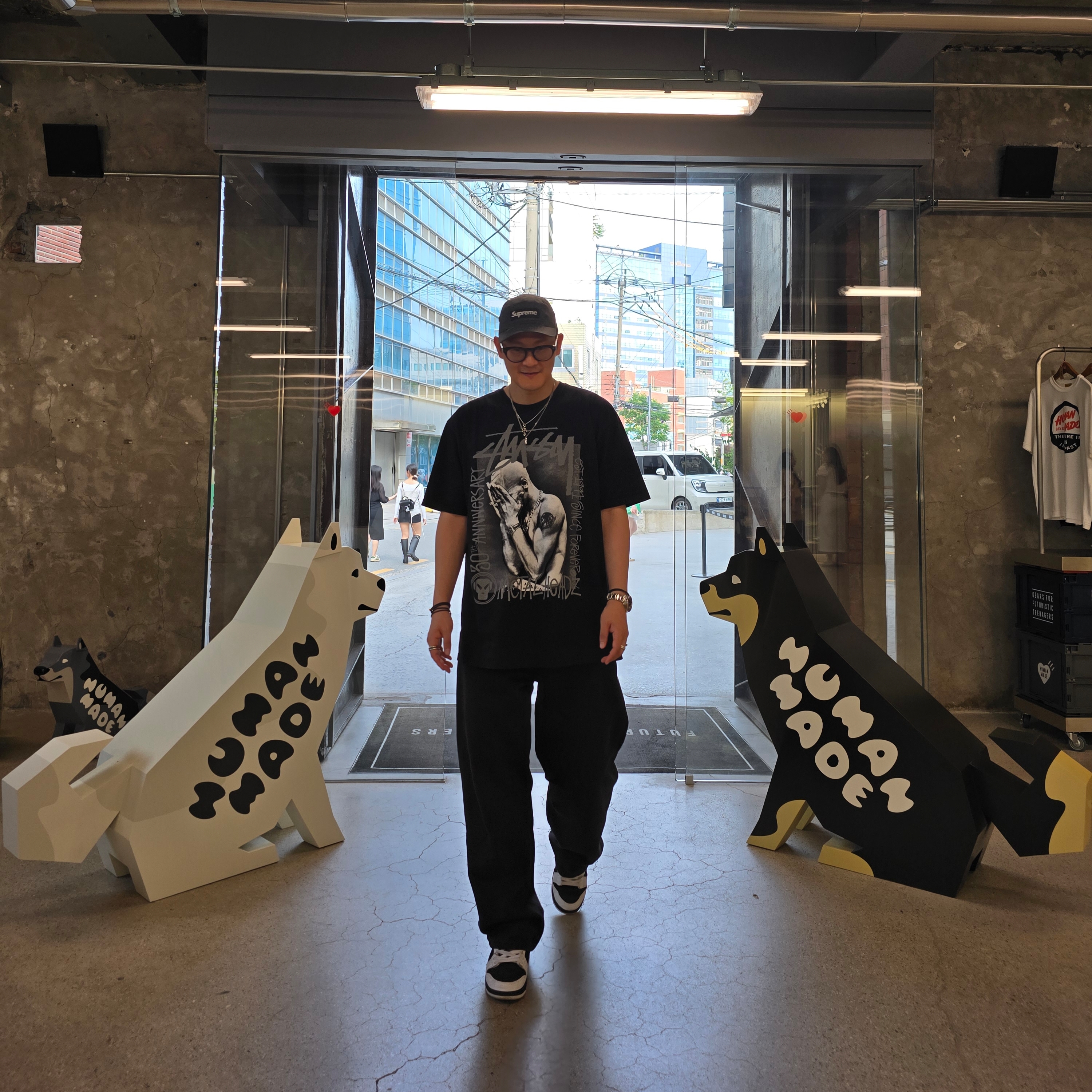 Stussy x Goldie Metalheadz 30 T-Shirt Black, Nike x Tightbooth SB Dunk Low Pro Black and White 착용 스타일 - 2
