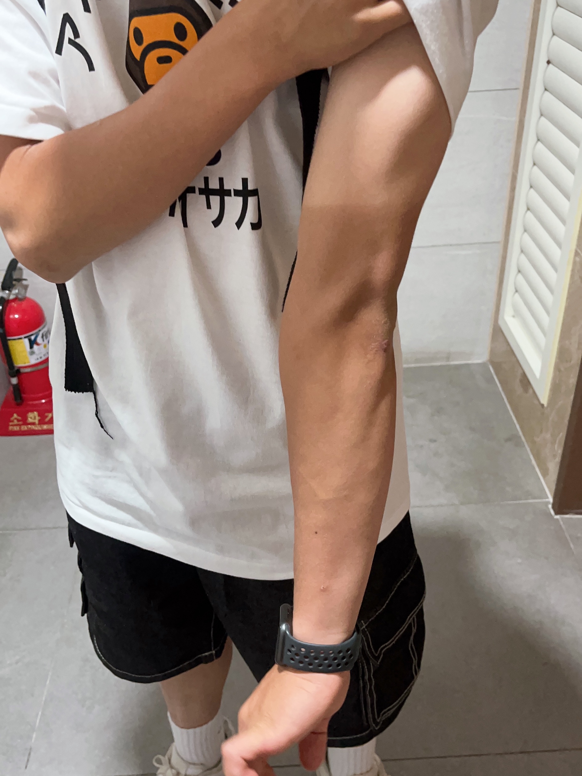 BAPE Baby Milo College T-Shirt White 착용 스타일 - 1