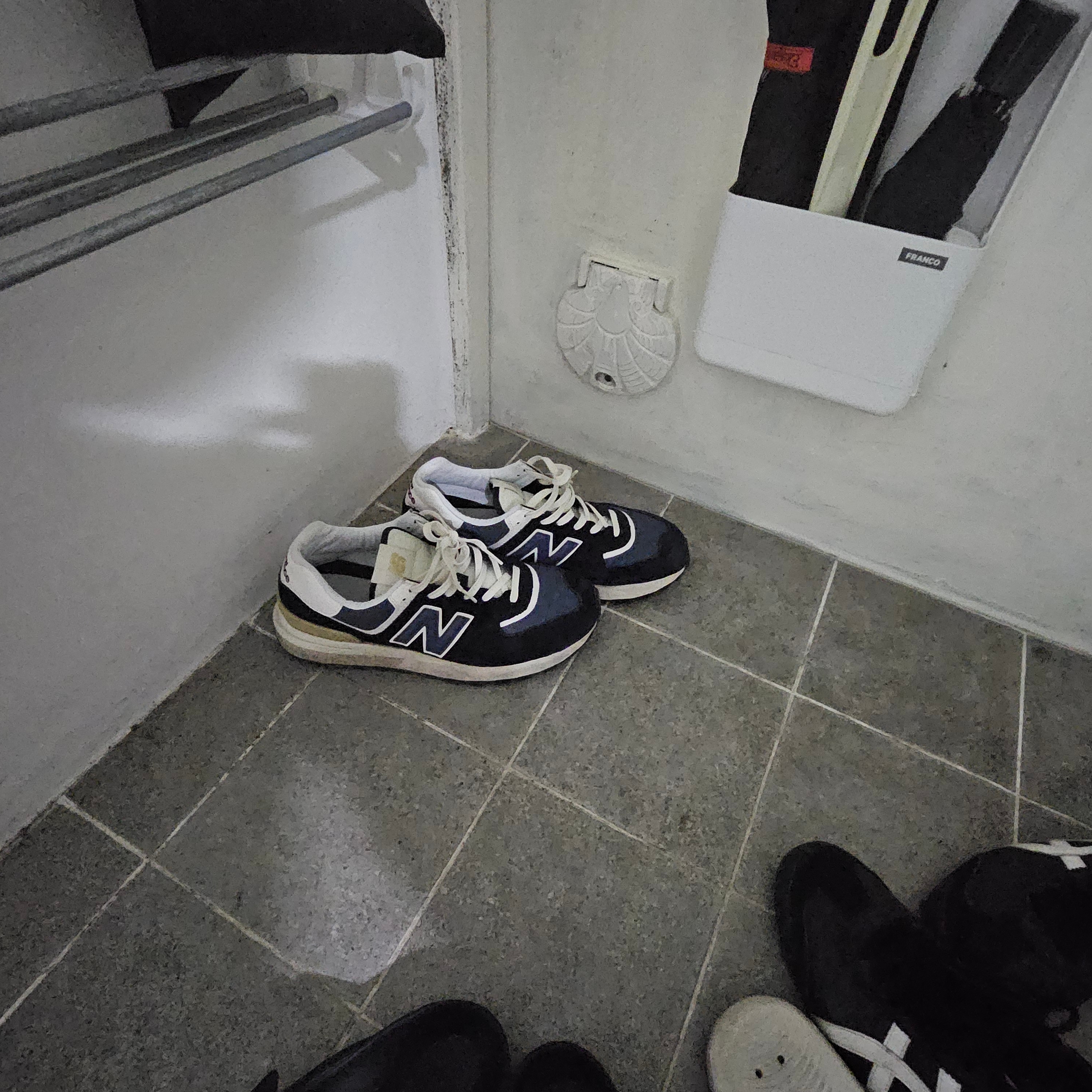 New Balance 574 Legacy Navy 착용 스타일