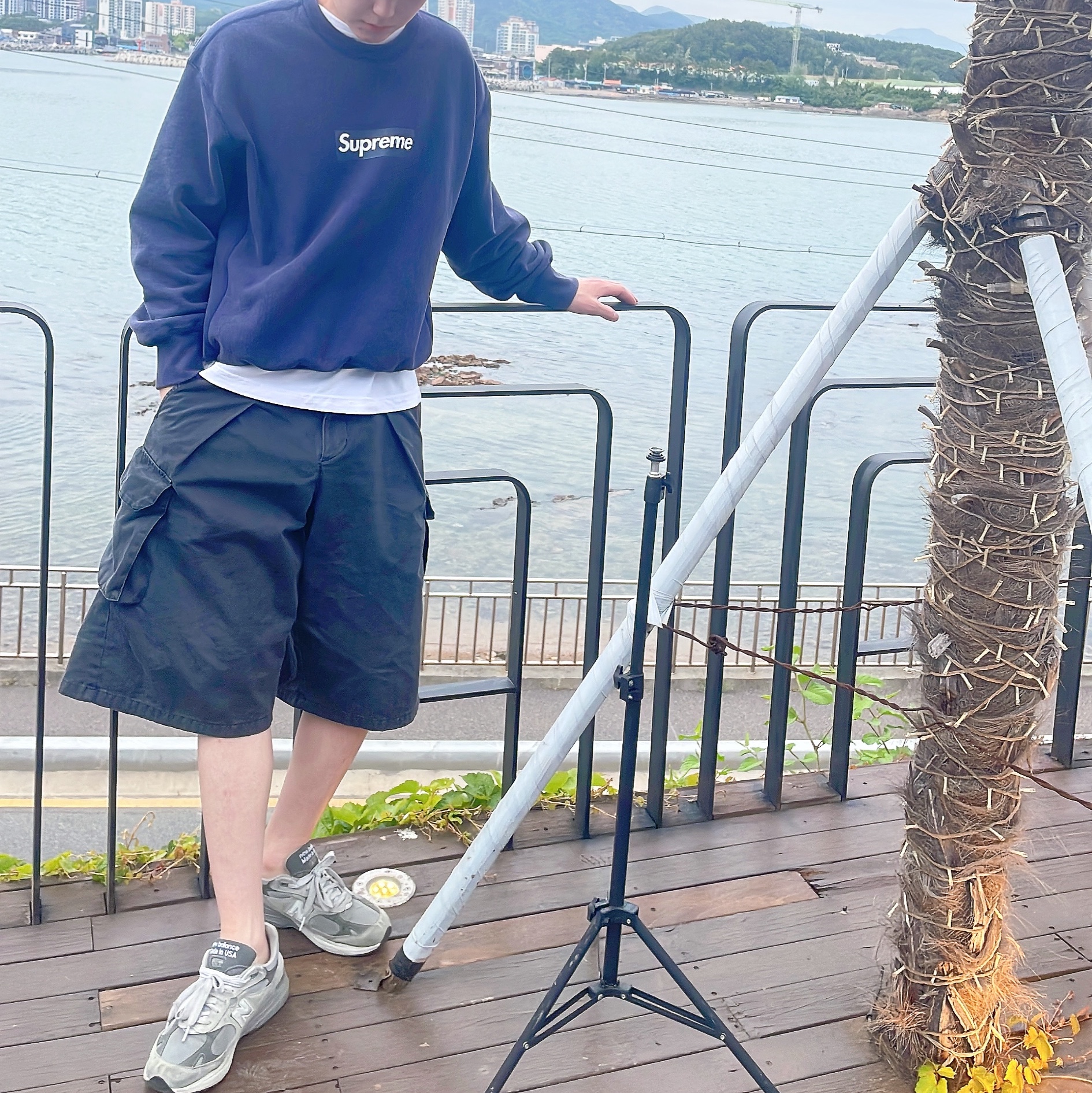 Supreme Washed Box Logo Crewneck Navy - 25SS 착용 스타일 - 3