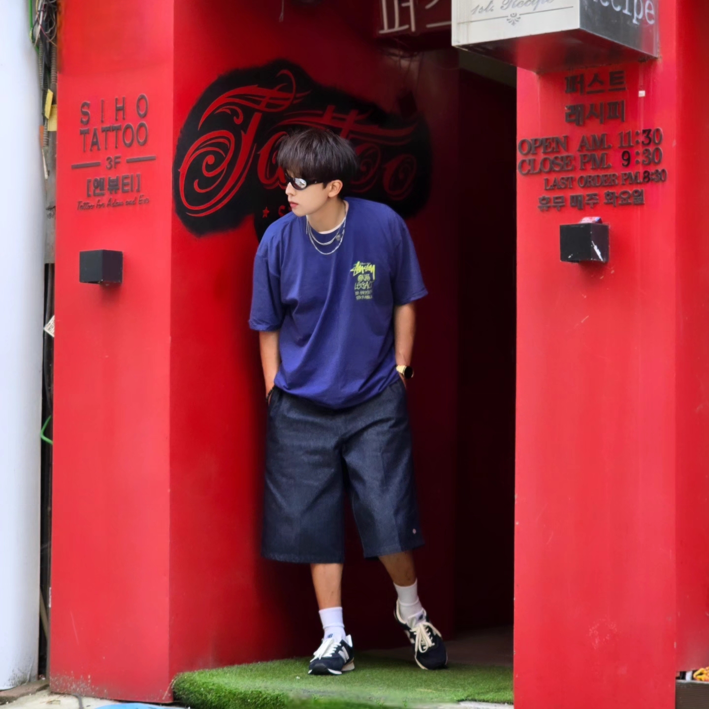 Stussy x Our Legacy Surfman Pigment Dyed T-Shirt Blueberry, Dickies Loose Fit 13 Inch Flat Front Work Shorts Dark Navy 착용 스타일 - 1