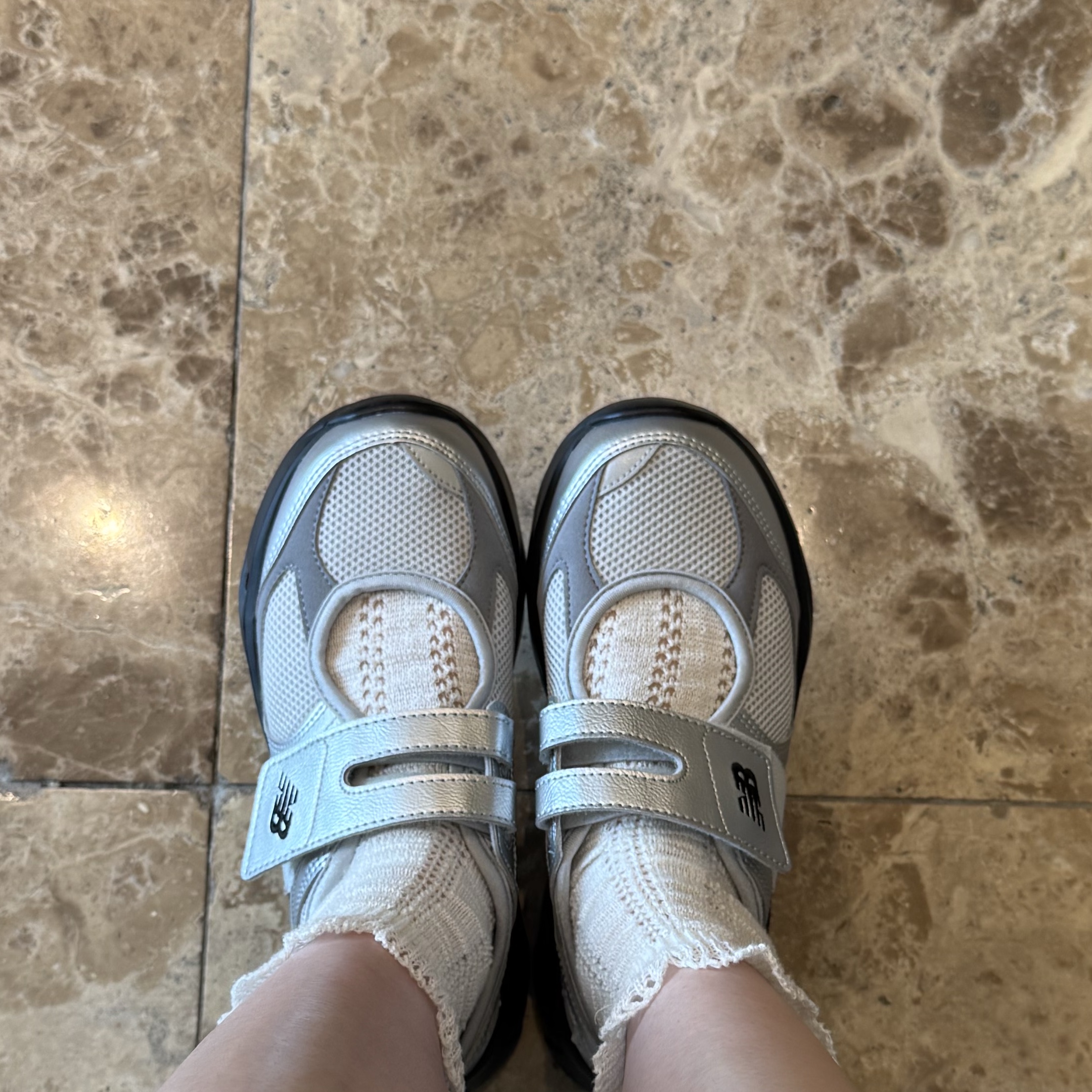 (W) New Balance Breeze SD2202 Metalic Silver 착용 스타일