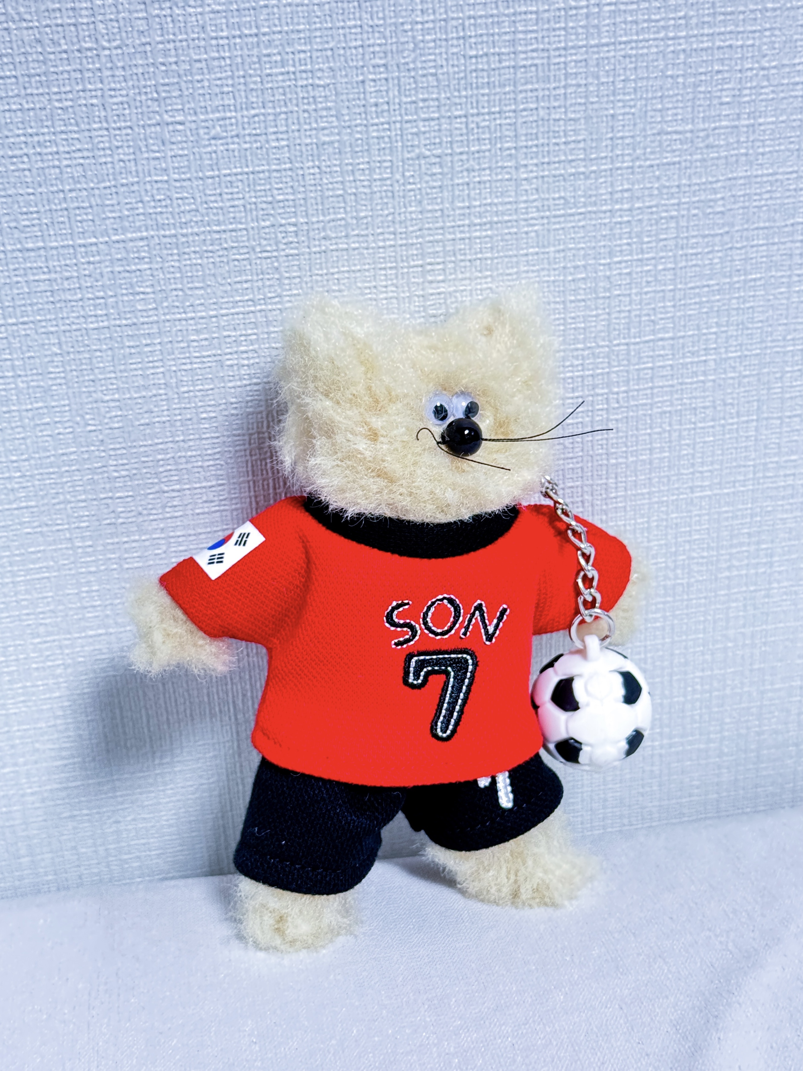 Monamhee x NOS7 Captain SON.hee Keyring Red 착용 스타일