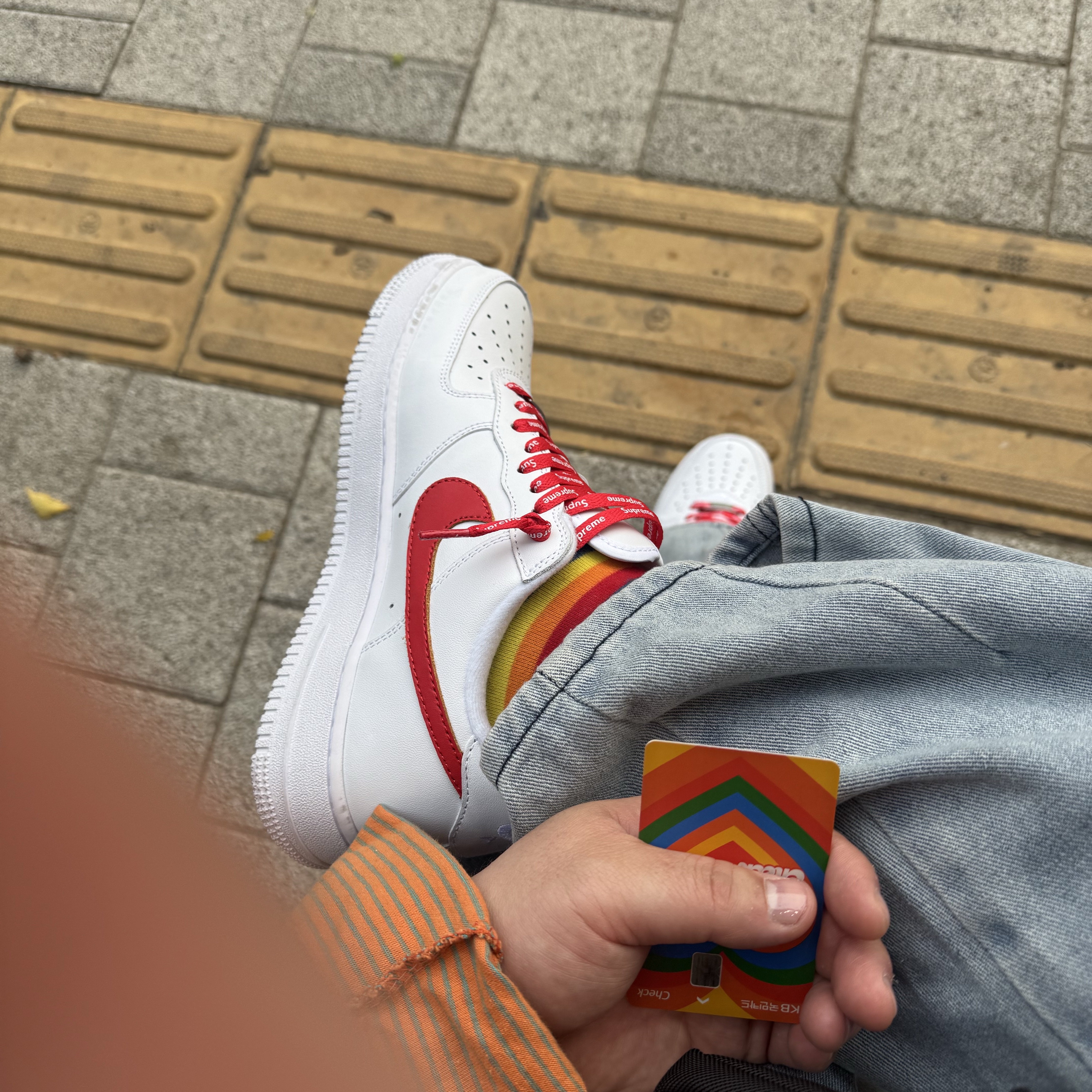 Nike x Supreme Air Force 1 Low White Speed Red - Shanghai Store Exclusive 착용 스타일