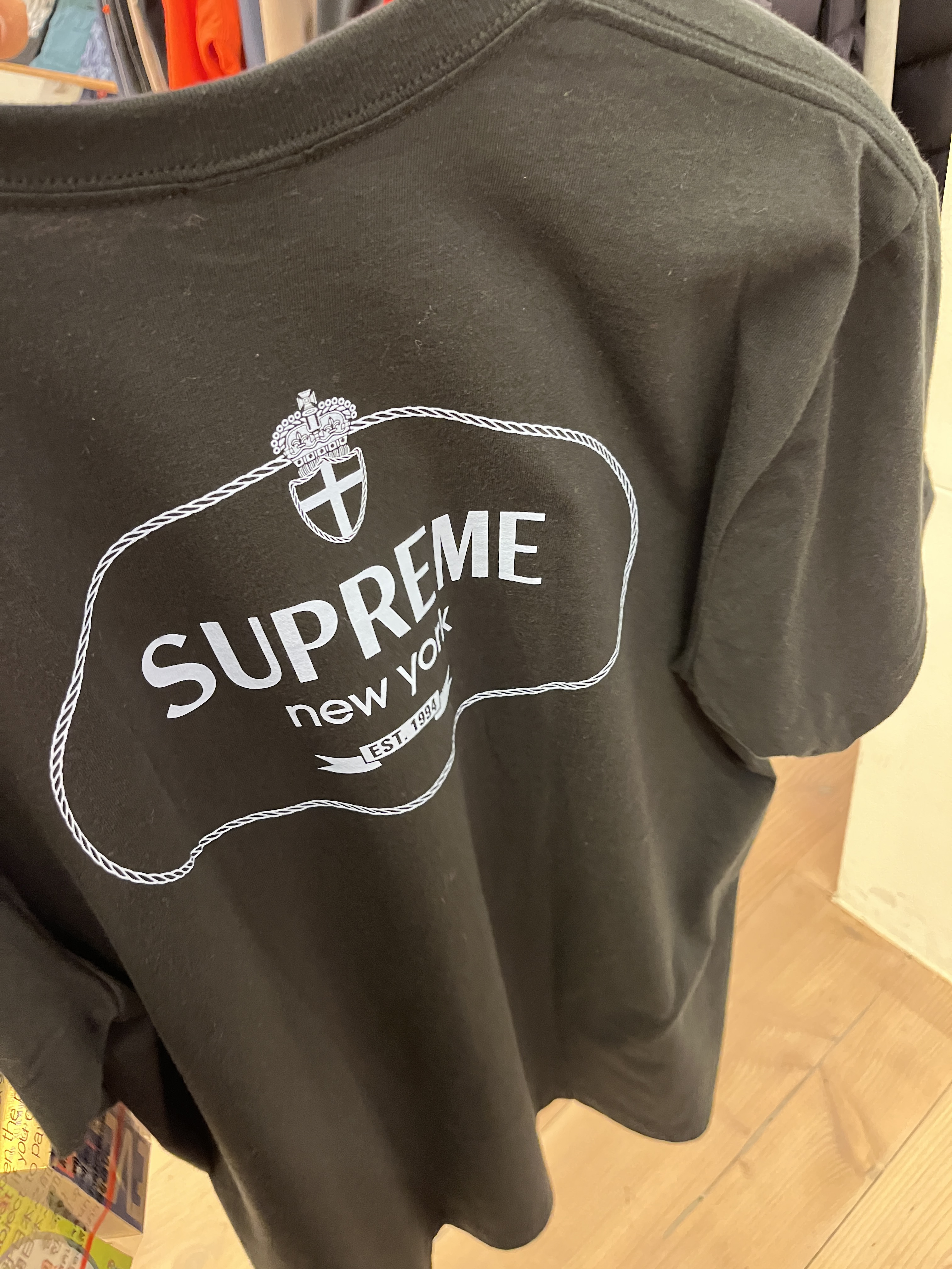 Supreme Crest T-Shirt Black - 24FW 착용 스타일 - 2