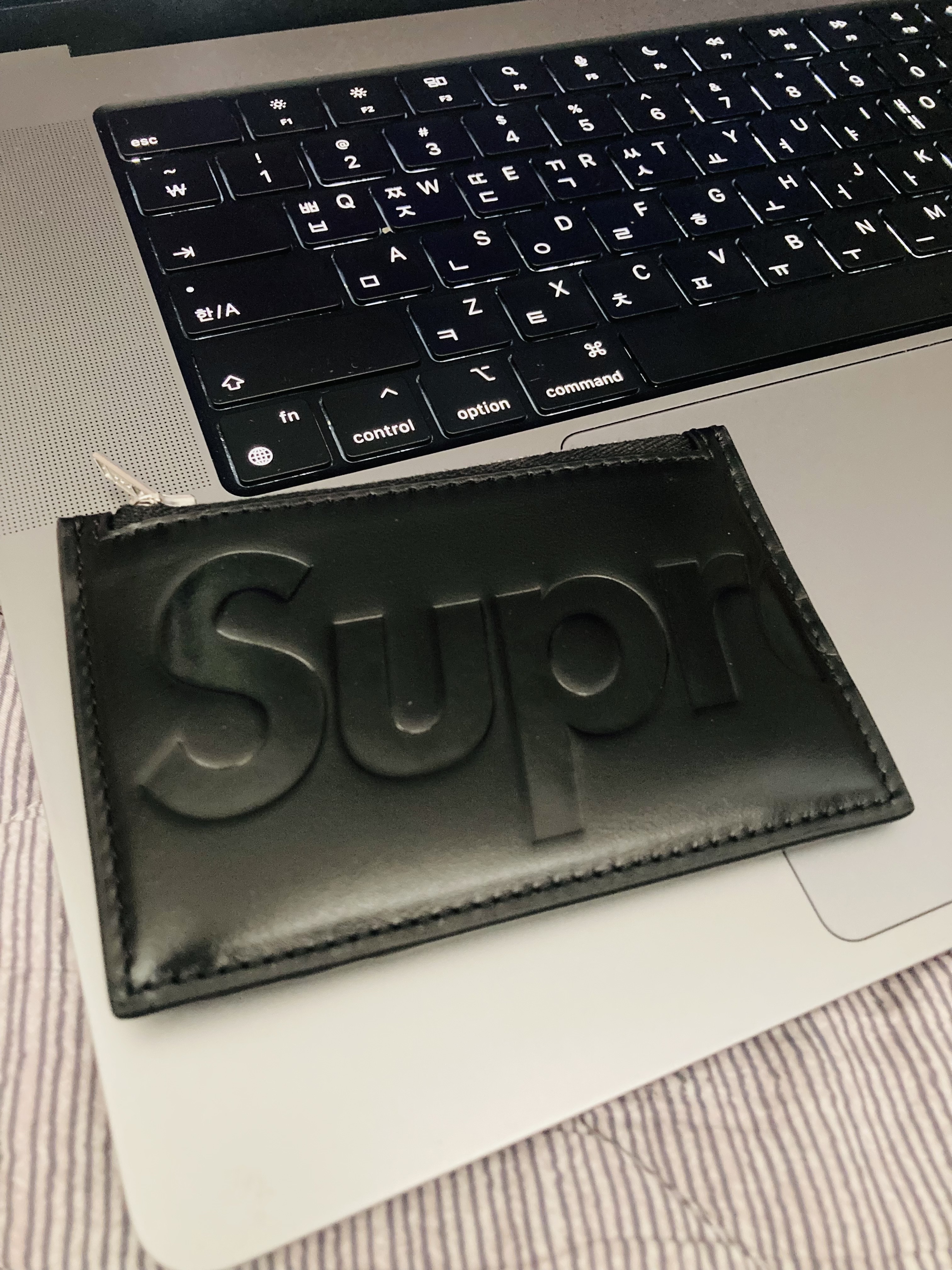 Supreme Leather Zip Card Holder Black 착용 스타일