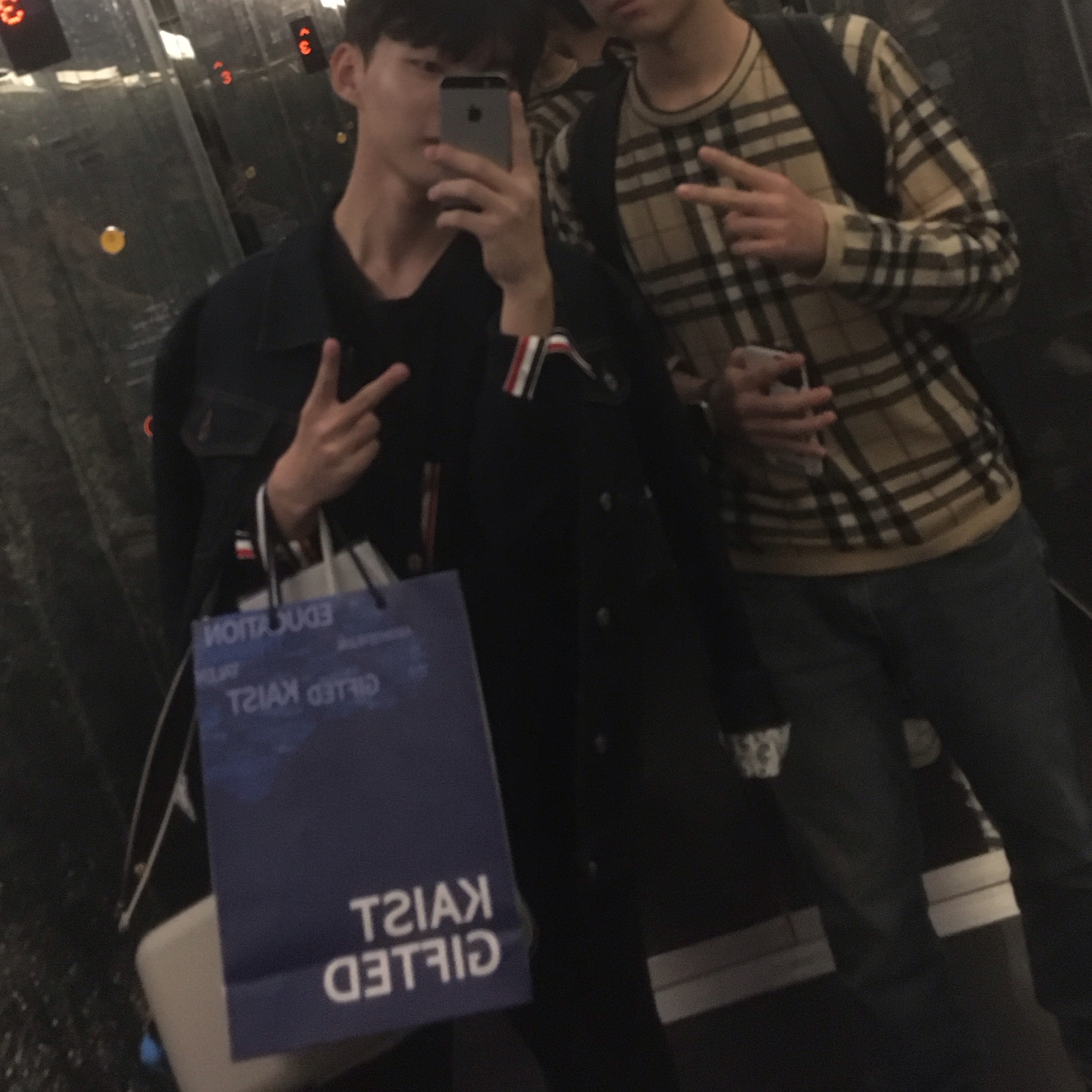 Jordan 1 x Travis Scott x Fragment Retro Low OG SP Military Blue, Thom Browne Milano Stitch 4-Bar Cardigan Navy 착용 스타일 - 3