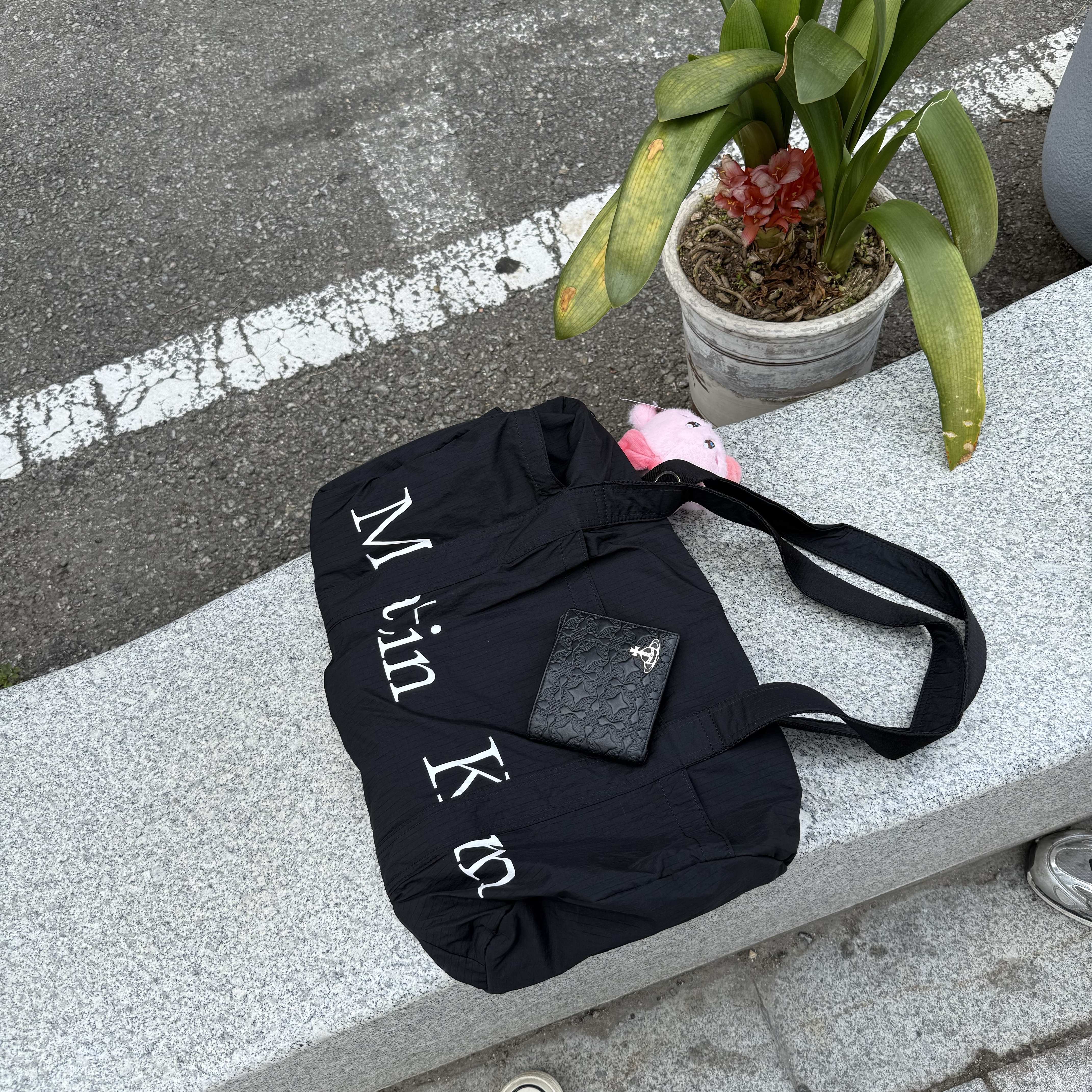Matin Kim Logo Sporty Duffel Bag Black 착용 스타일