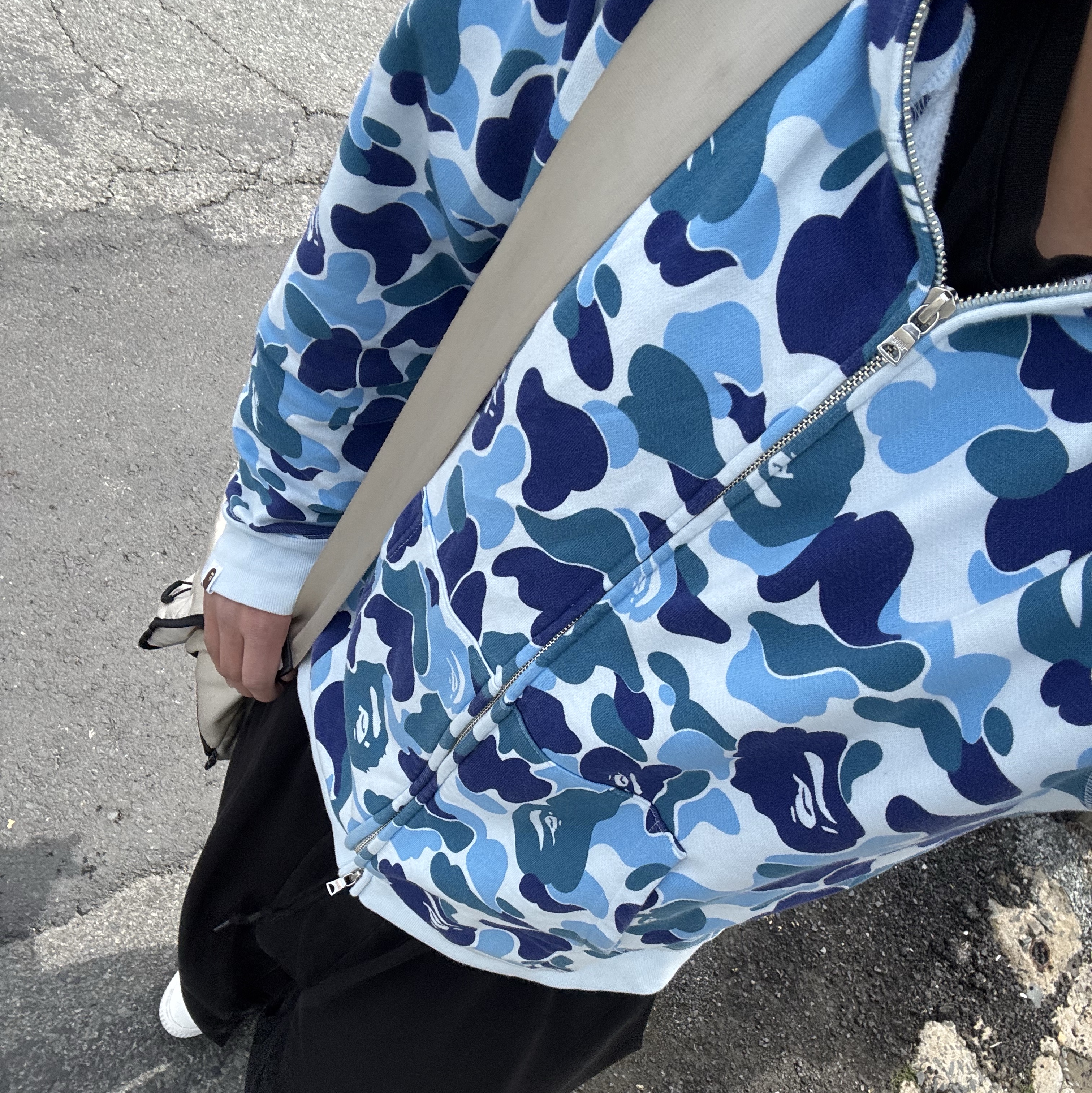 BAPE ABC Camo Tiger Full Zip Hoodie Blue 착용 스타일 - 2