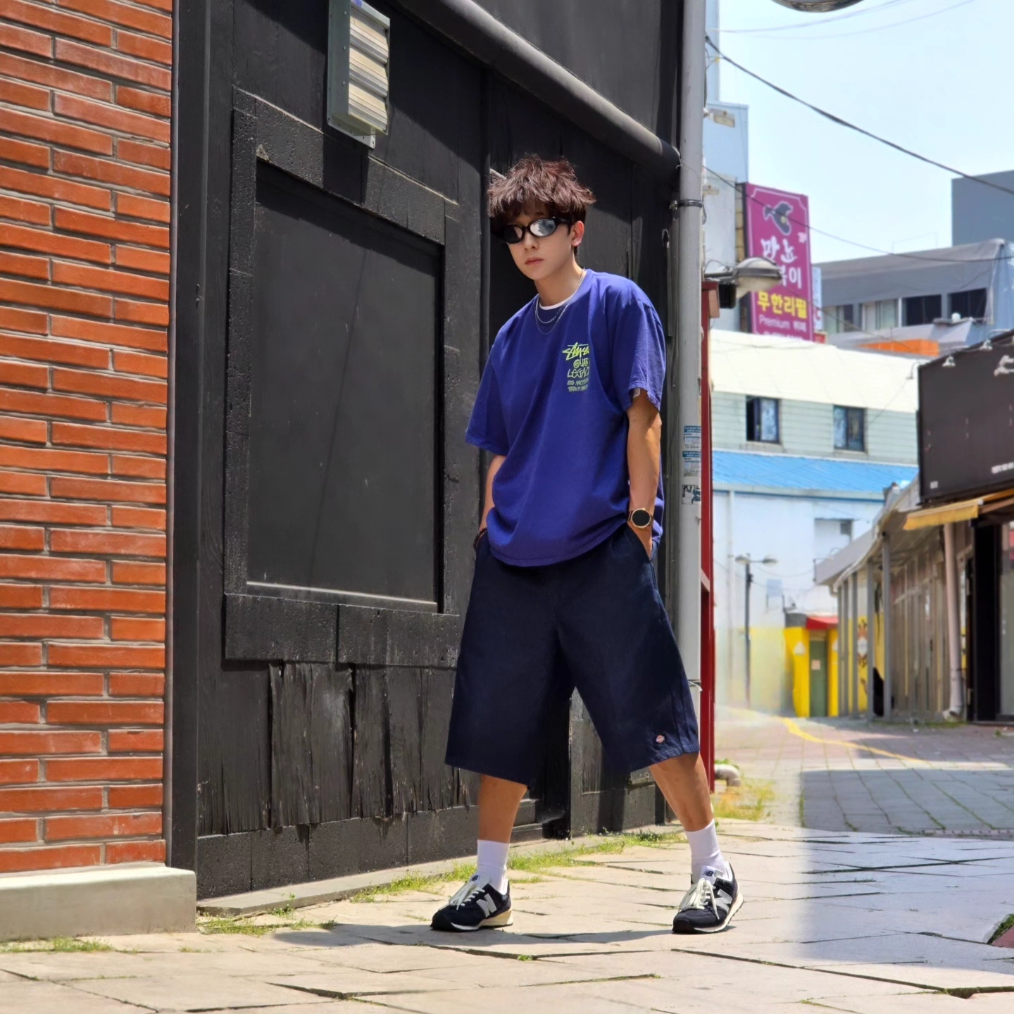 Stussy x Our Legacy Surfman Pigment Dyed T-Shirt Blueberry, Dickies Loose Fit 13 Inch Flat Front Work Shorts Dark Navy 착용 스타일 - 1