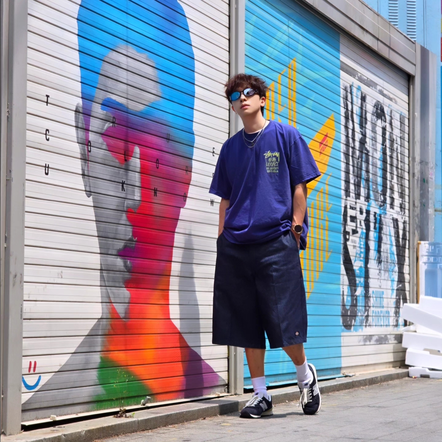 Stussy x Our Legacy Surfman Pigment Dyed T-Shirt Blueberry, Dickies Loose Fit 13 Inch Flat Front Work Shorts Dark Navy 착용 스타일 - 5