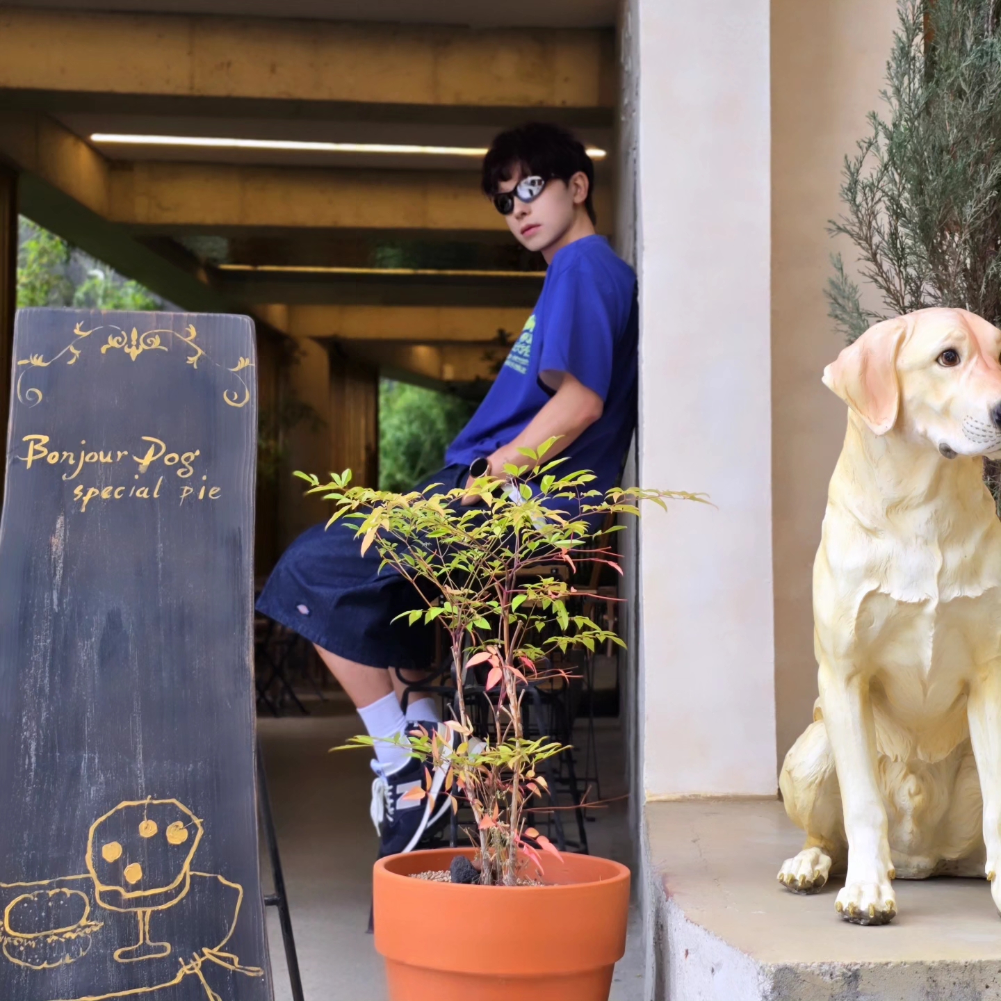 Stussy x Our Legacy Surfman Pigment Dyed T-Shirt Blueberry, Dickies Loose Fit 13 Inch Flat Front Work Shorts Dark Navy 착용 스타일 - 6