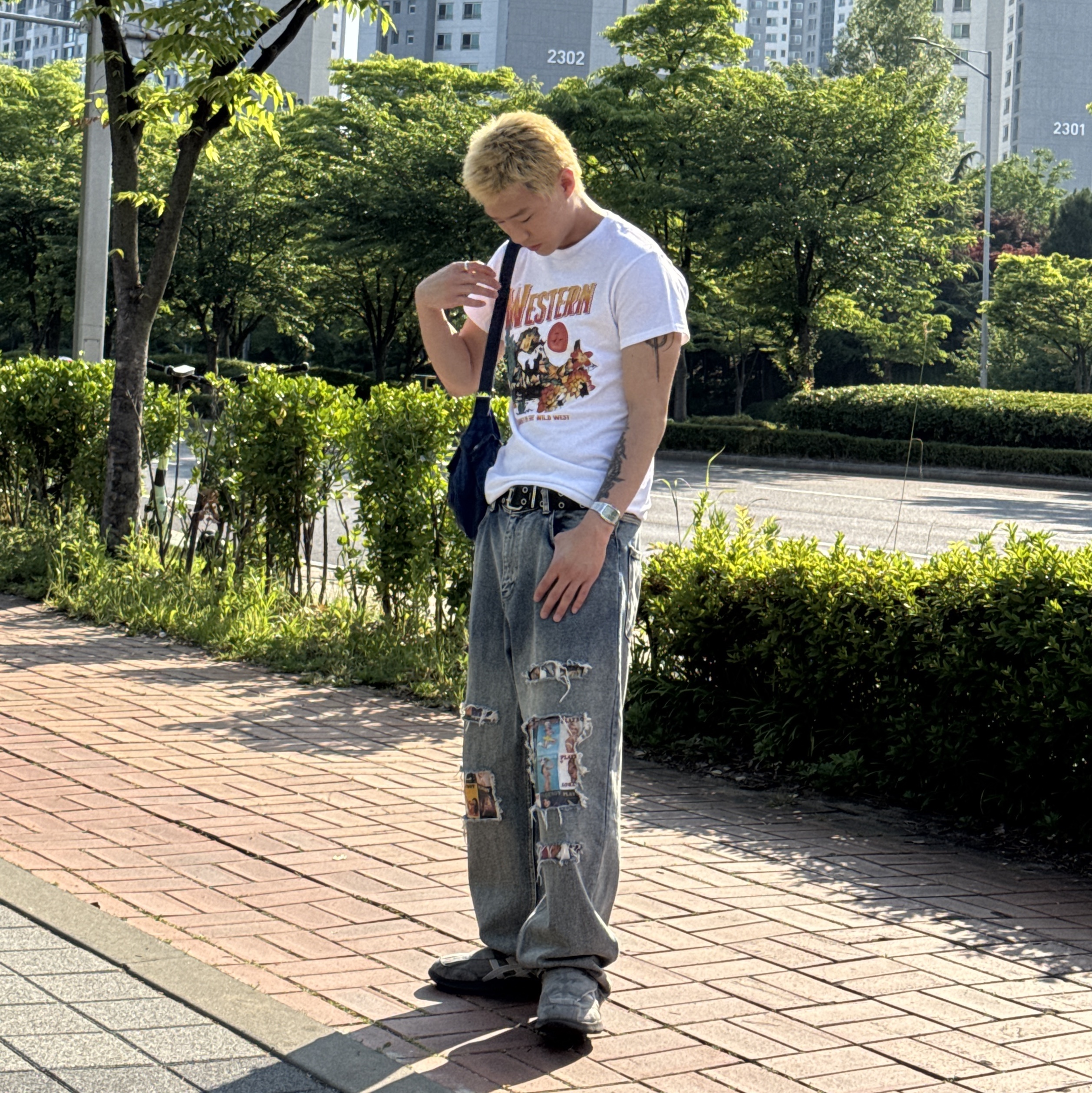 Gildan X American Collection Western T-Shirt White 착용 스타일 - 5