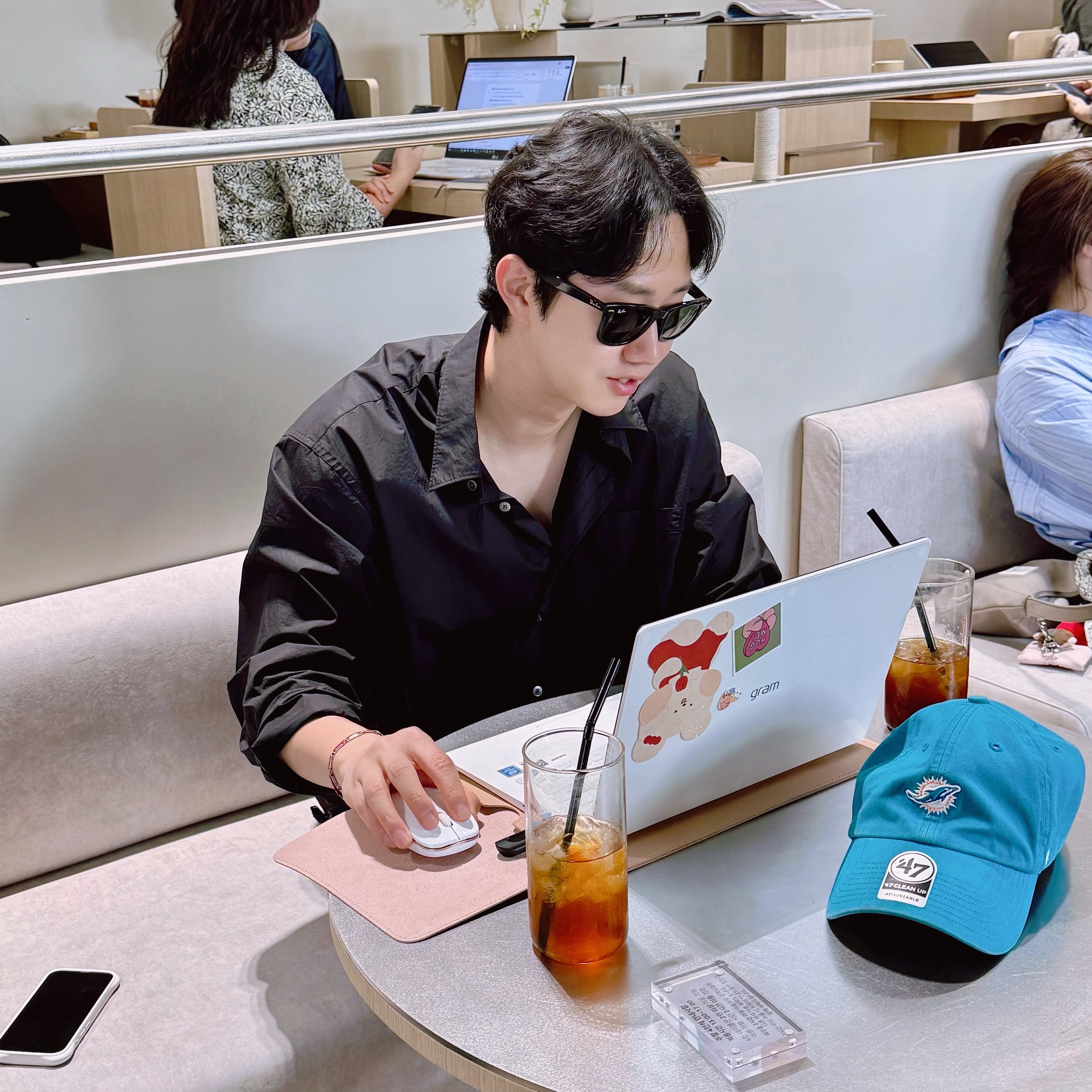 Ray-Ban Original Wayfarer Classic Polished Black Frame Green Classic G-15 Lenses Low Bridge Fit 착용 스타일