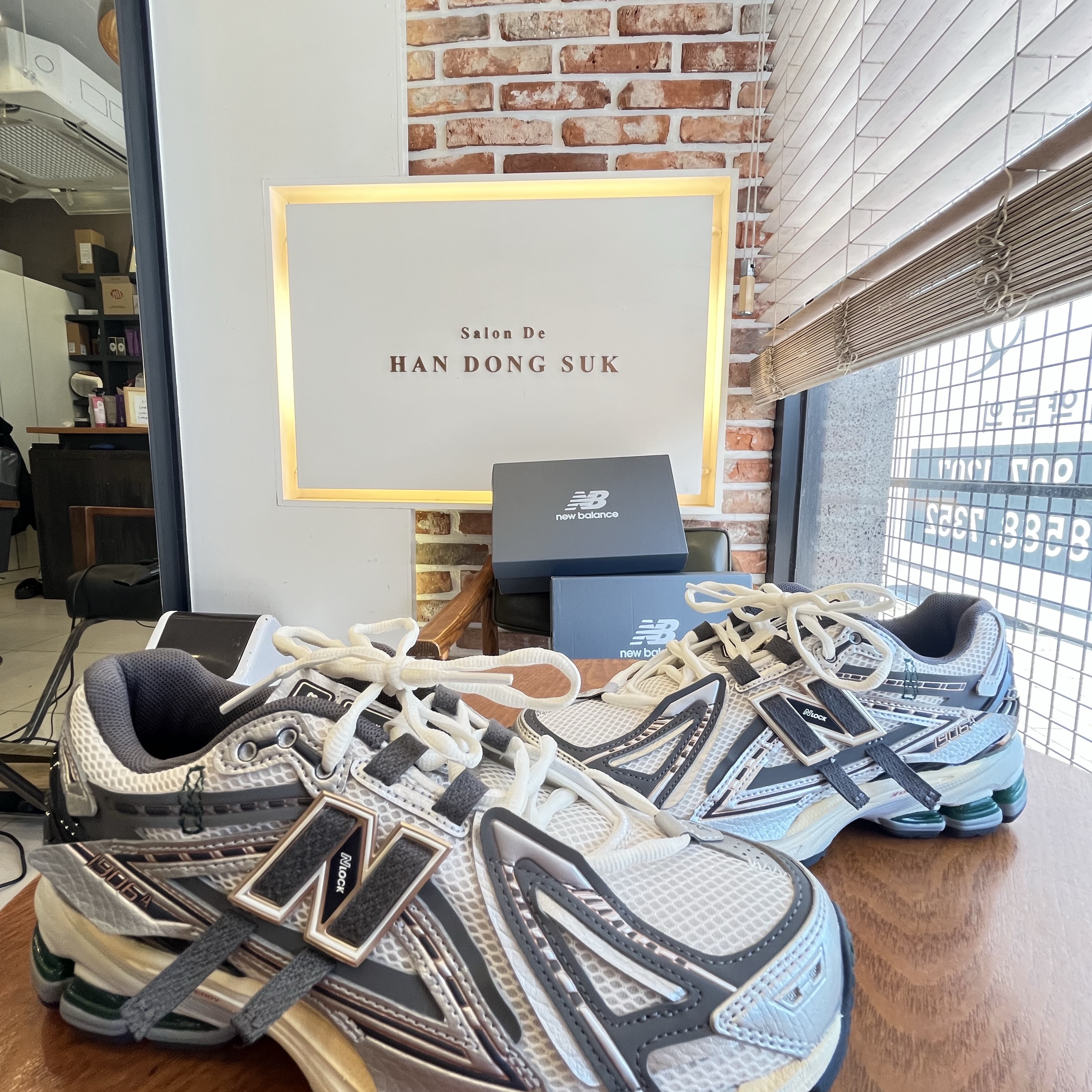 New Balance 1906A Silver Metallic Castlerock 착용 스타일 - 6