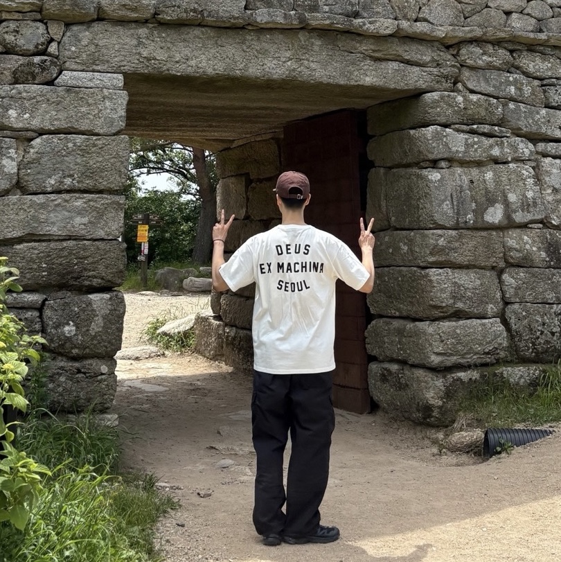 Deus Ex Machina Seoul College Address T-Shirt White, Salomon XT-6 ADV Black 착용 스타일